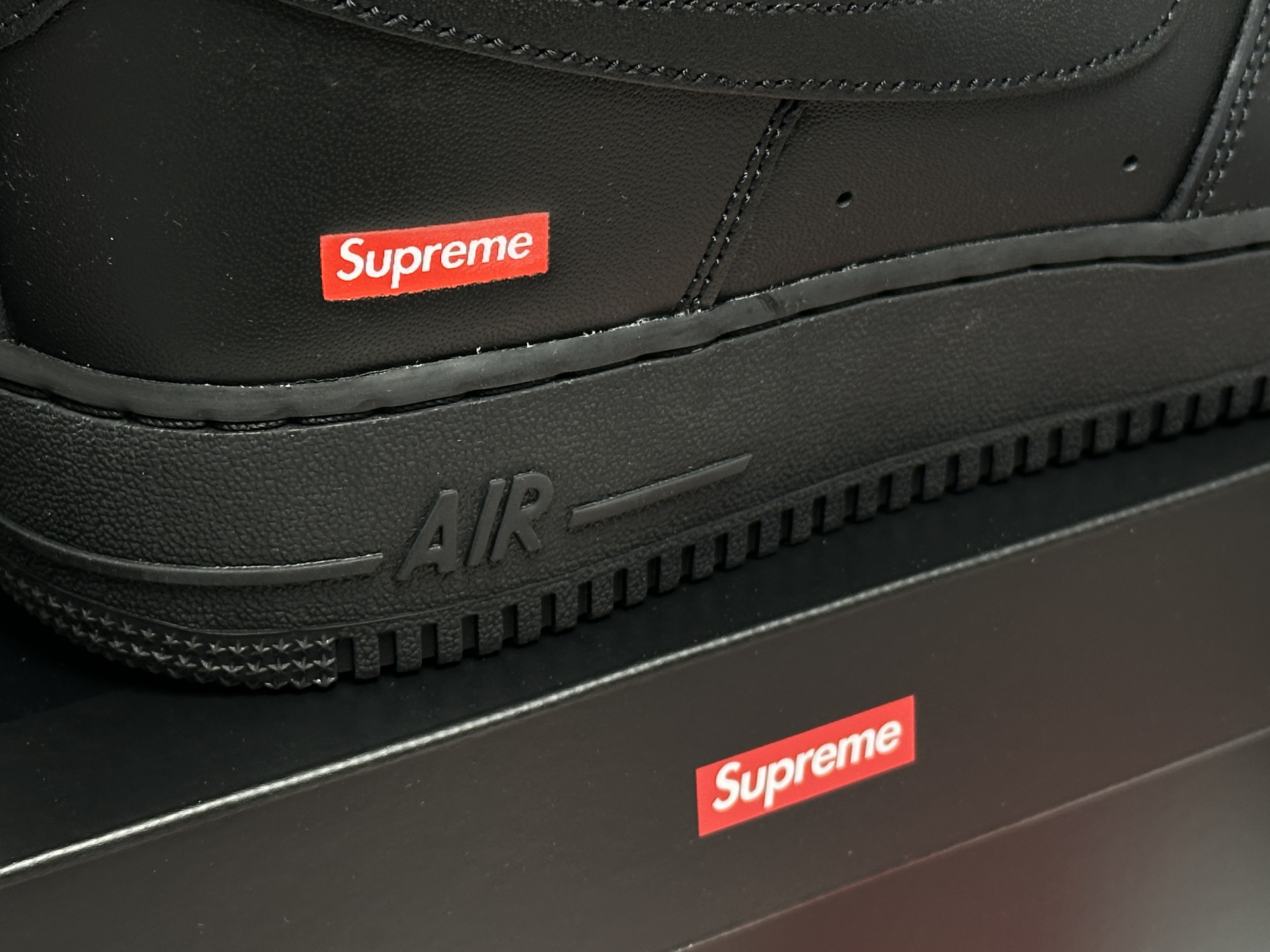 Nike x Supreme Air Force 1 Low White, Nike x Supreme Air Force 1 Low Black 착용 스타일 - 3