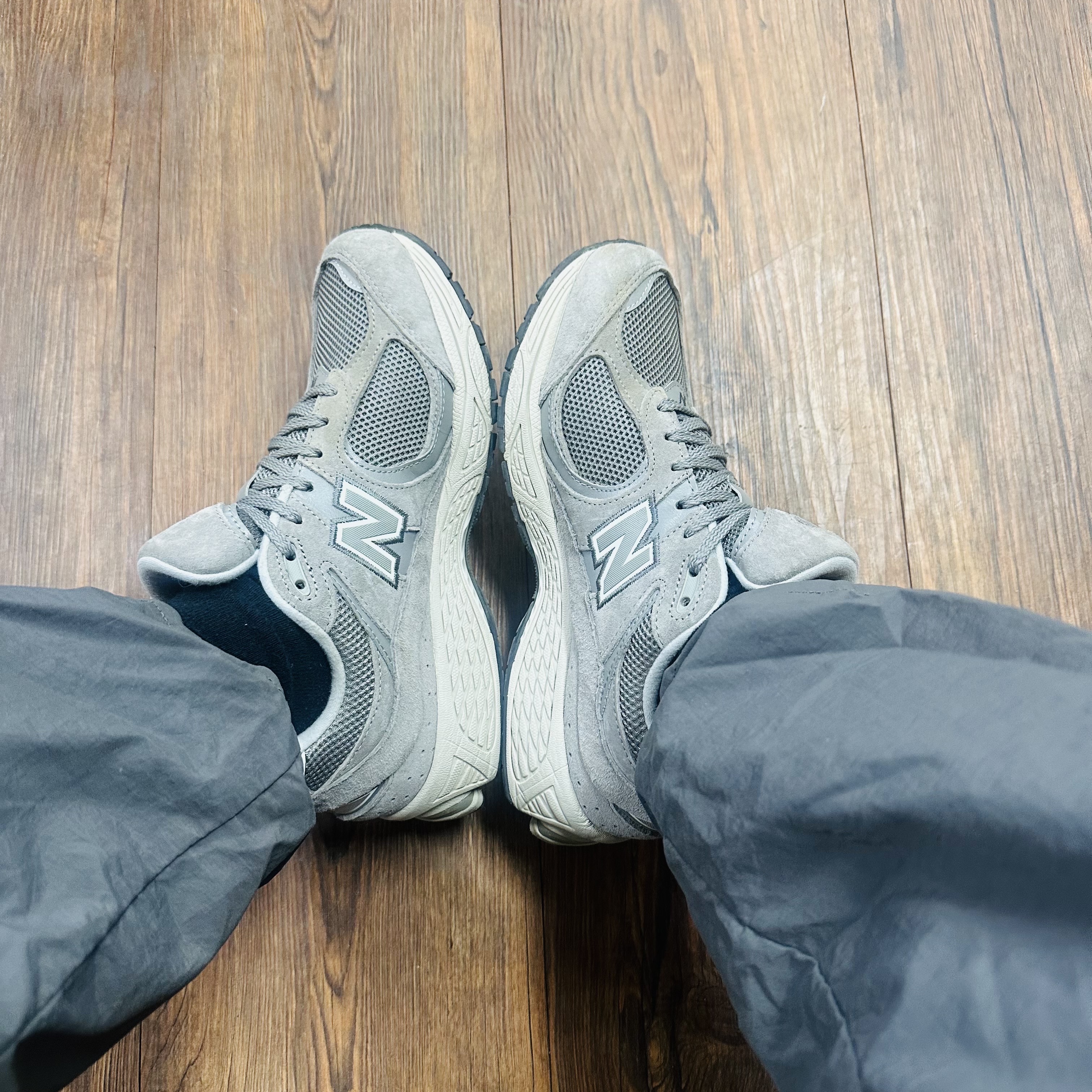 New Balance 2002R Grey 착용 스타일