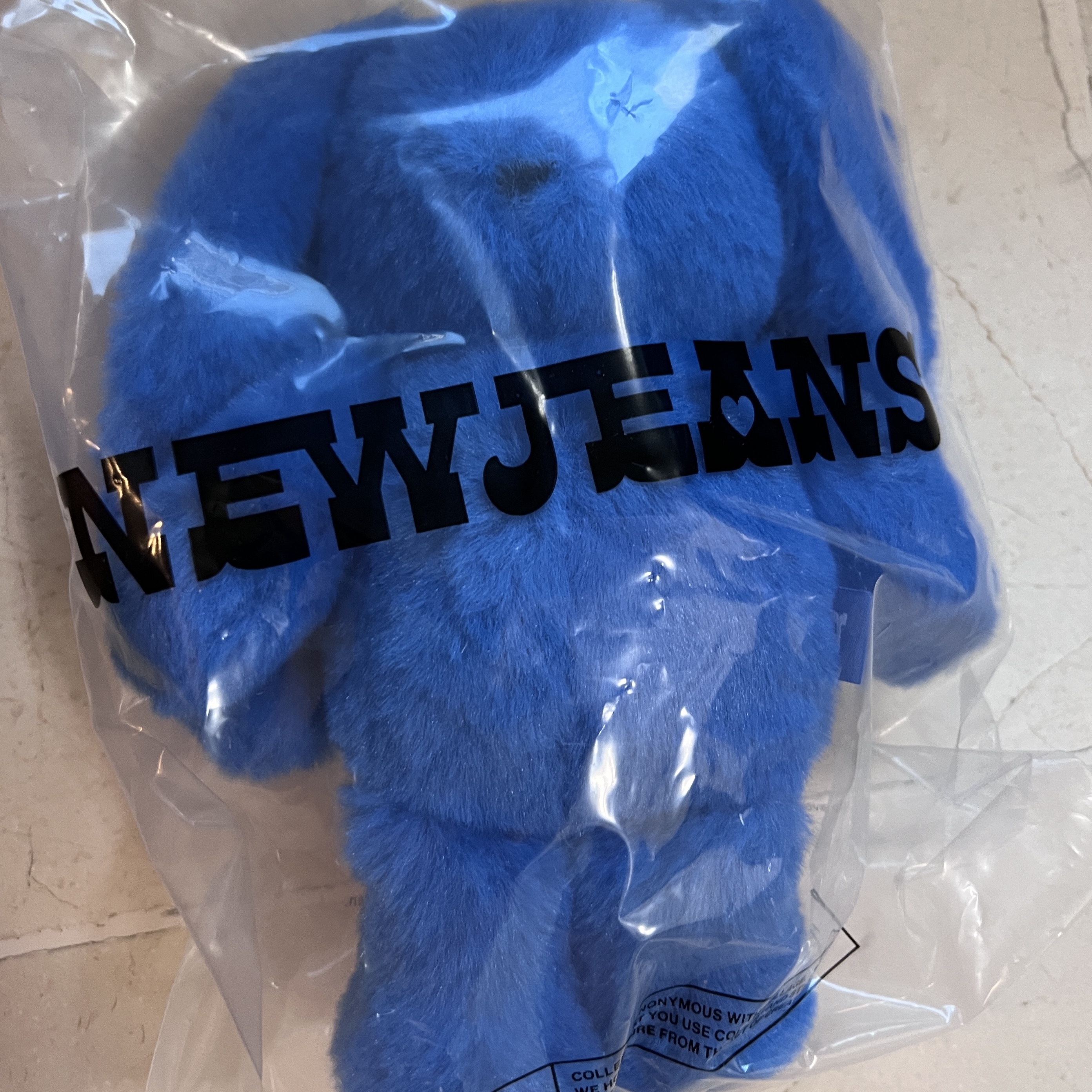 NewJeans x Coller Rabbit Pouch Tide Blue 착용 스타일