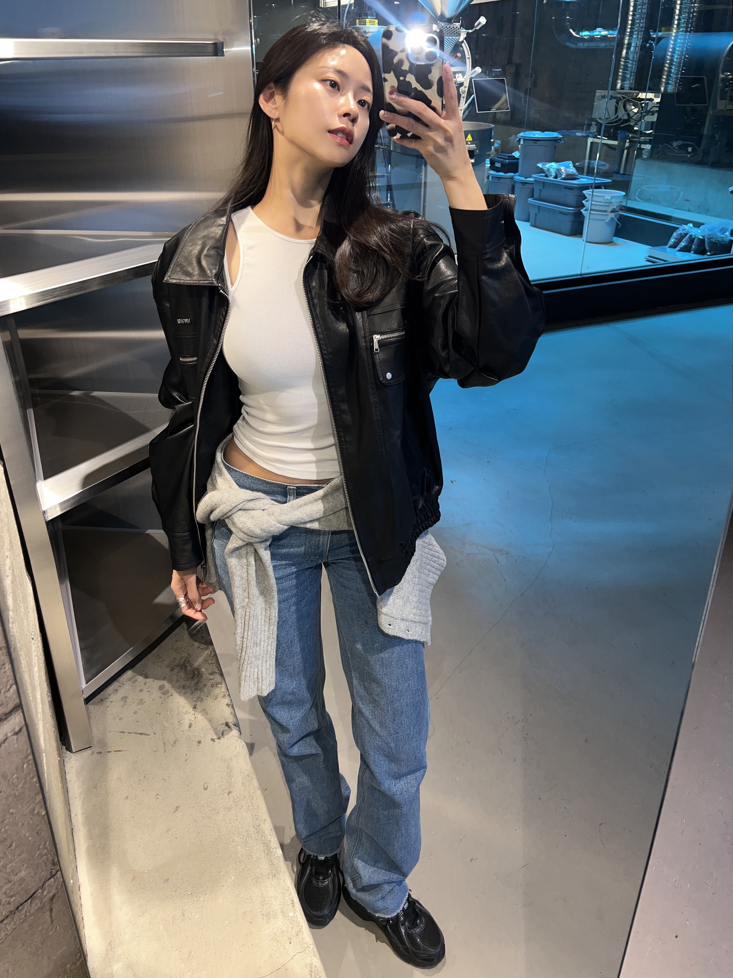 뉴발란스 740v2 블랙 실버 메탈릭 착용 스타일 - 1