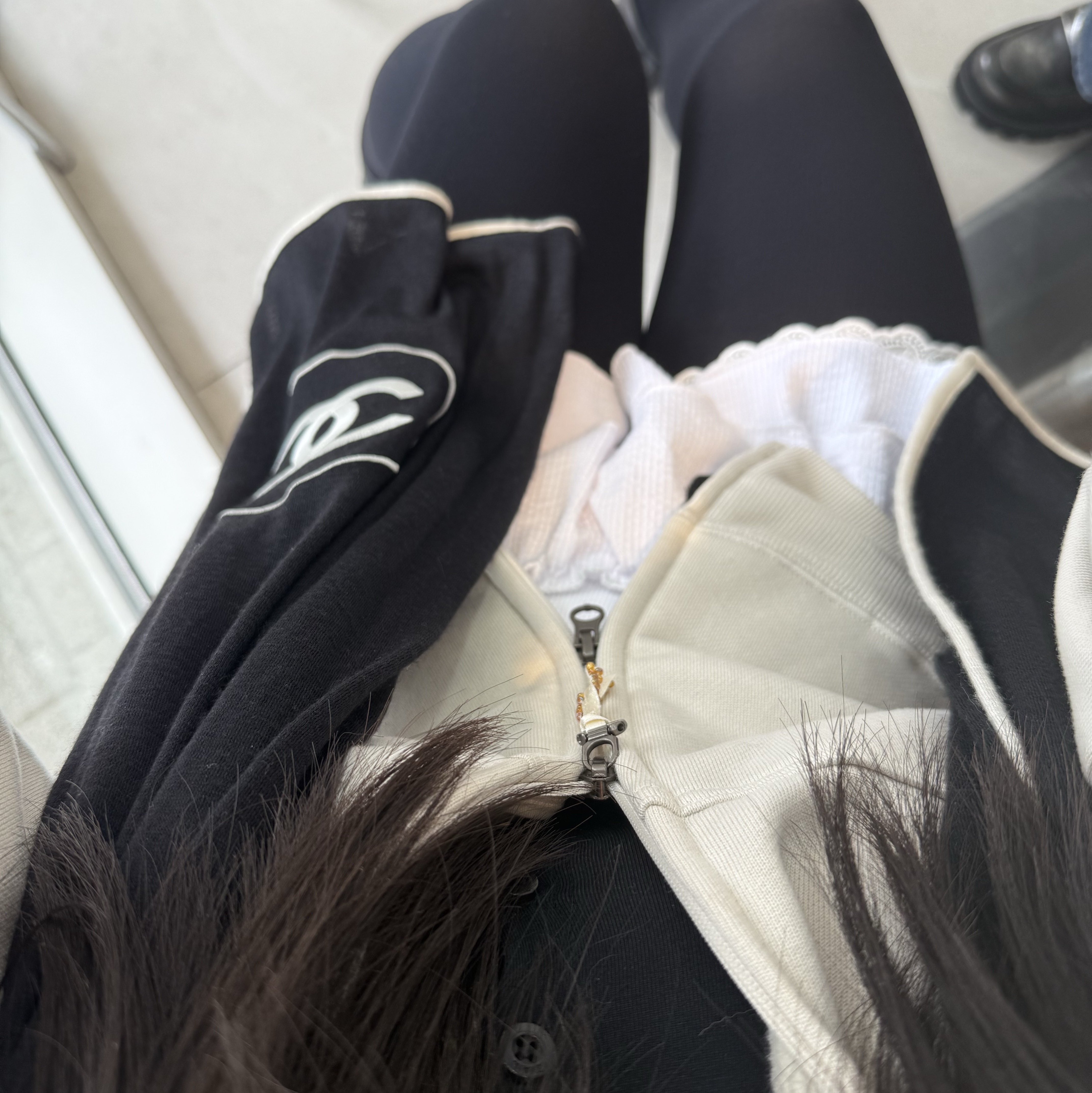 (W) Chanel Scarf Cashmere Silk & Black Ivory 착용 스타일