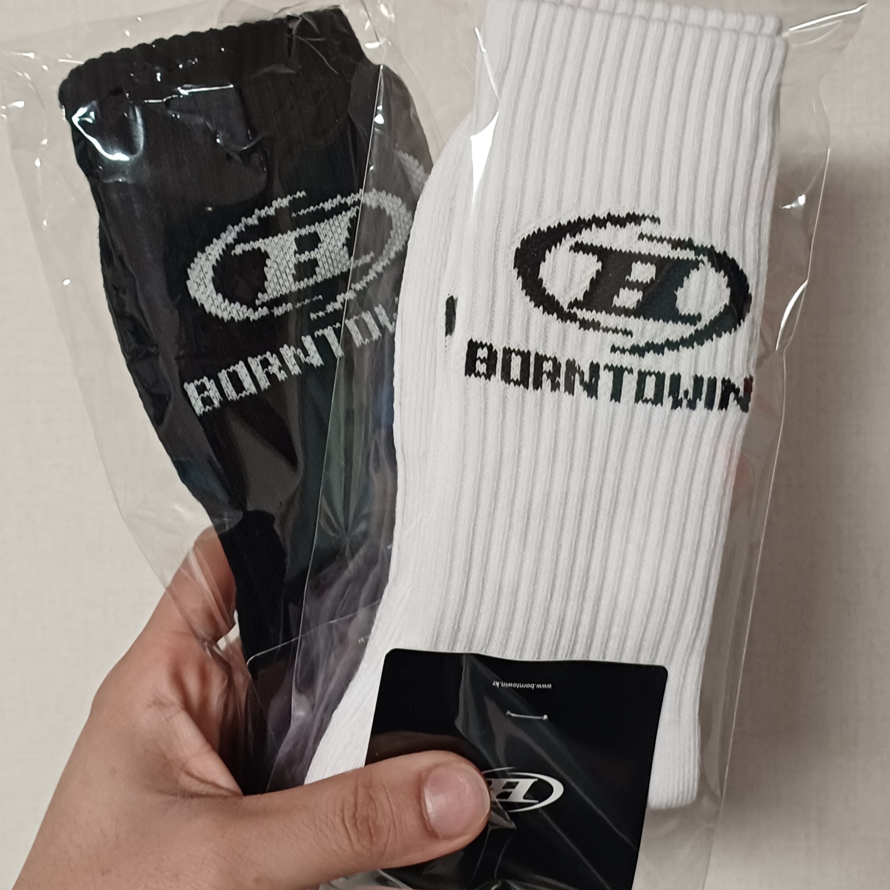 BORN TO WIN Symbol B Logo Socks White, BORN TO WIN Symbol B Logo Socks Black 착용 스타일