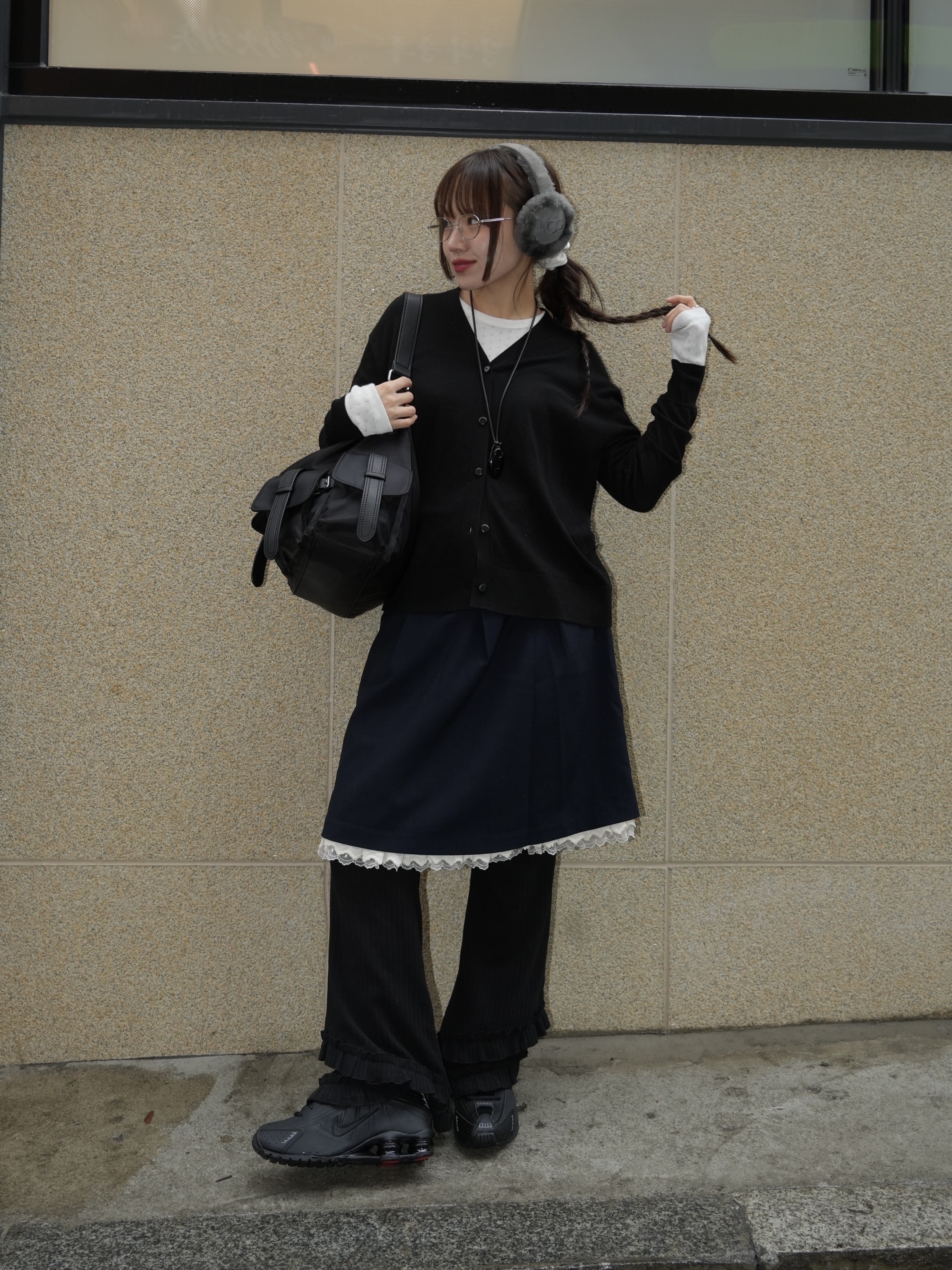 (W) UGG Embroidered Logo Earmuff Metal, (W) Nike Shox R4 Black 착용 스타일