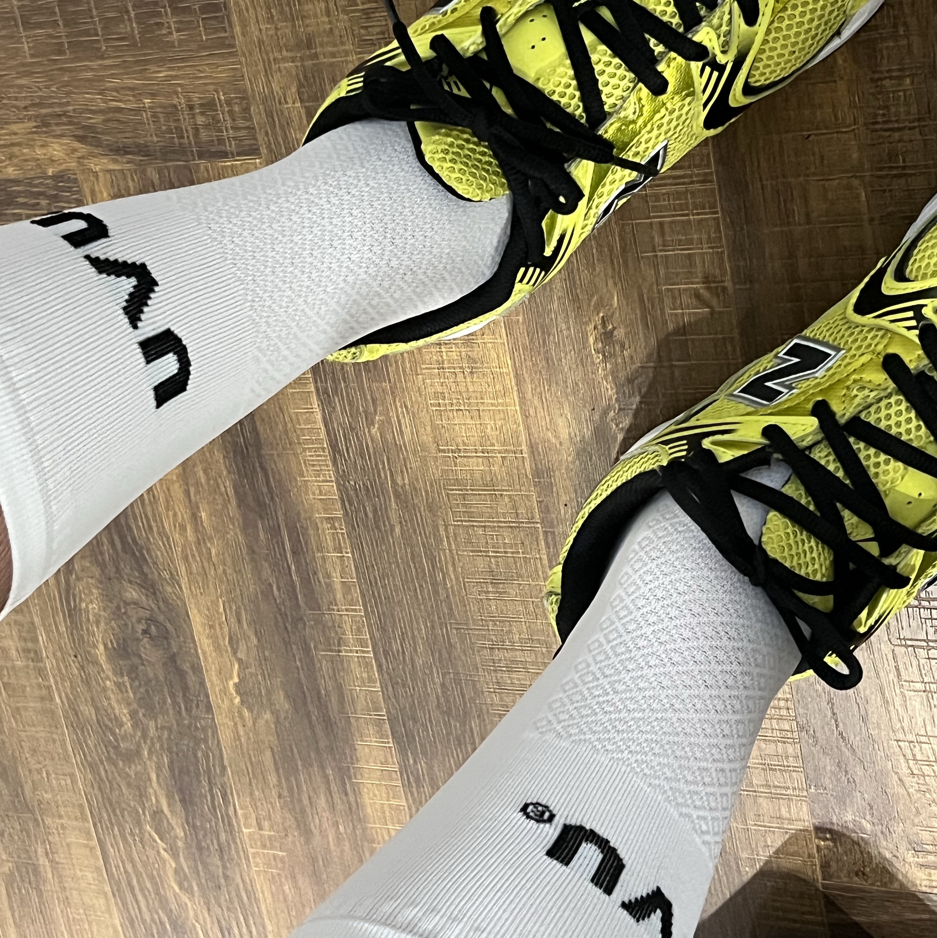UVU Running Sock White 착용 스타일 - 1