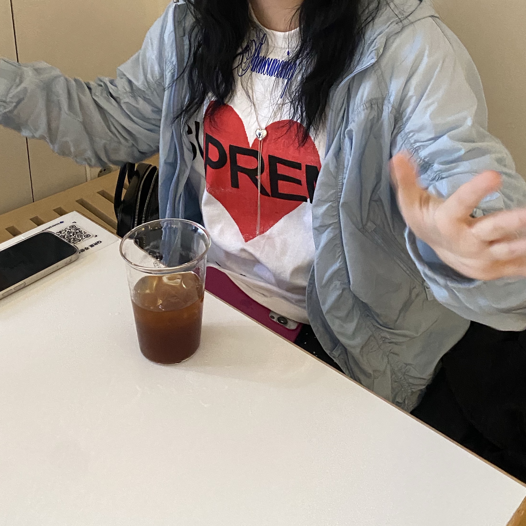 Supreme Announcing T-Shirt White - 25SS 착용 스타일