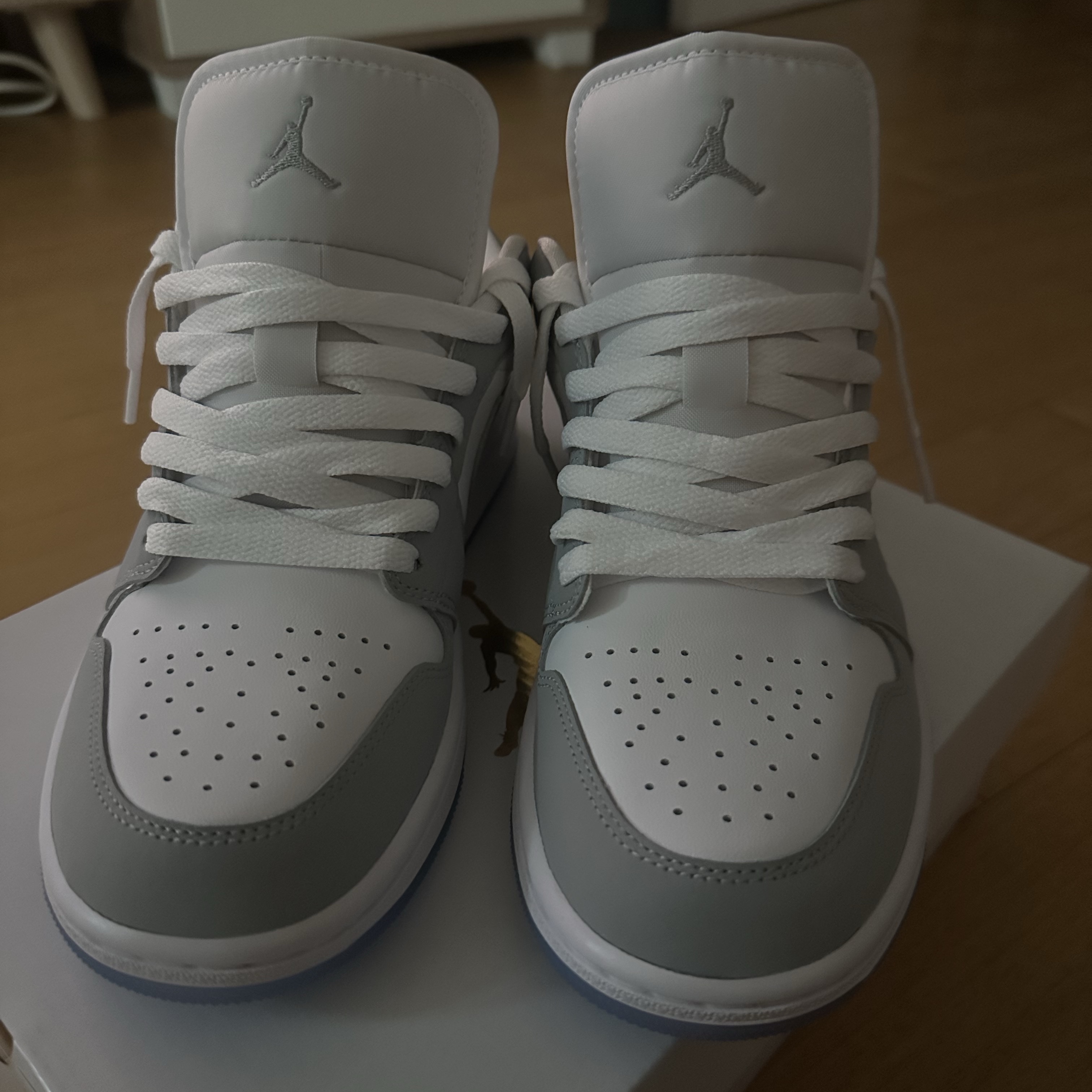(W) Jordan 1 Low White Wolf Grey 착용 스타일 - 1