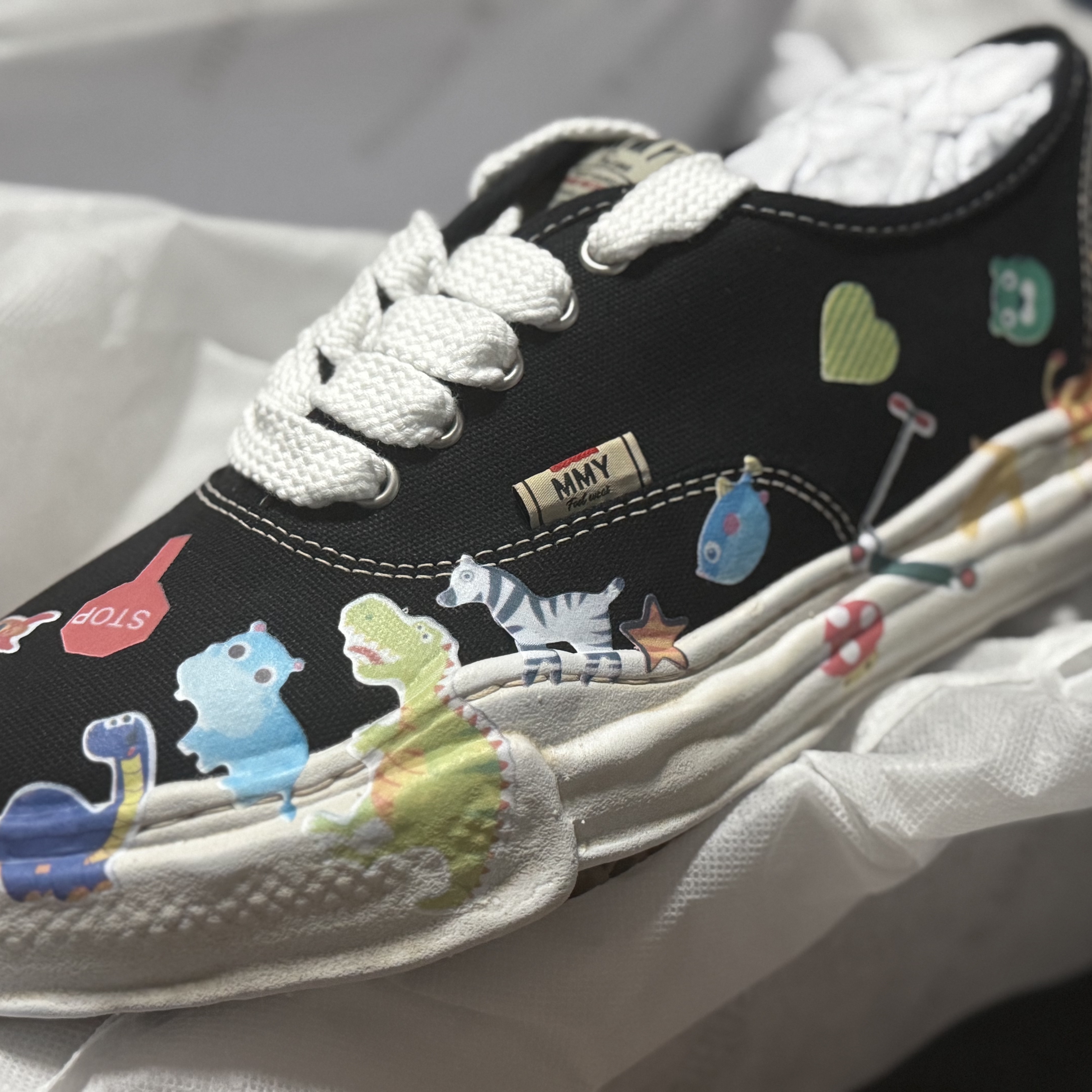 Maison Mihara Yasuhiro Baker OG Sole Sticker Printed Canvas Low-top Sneakers Black 착용 스타일