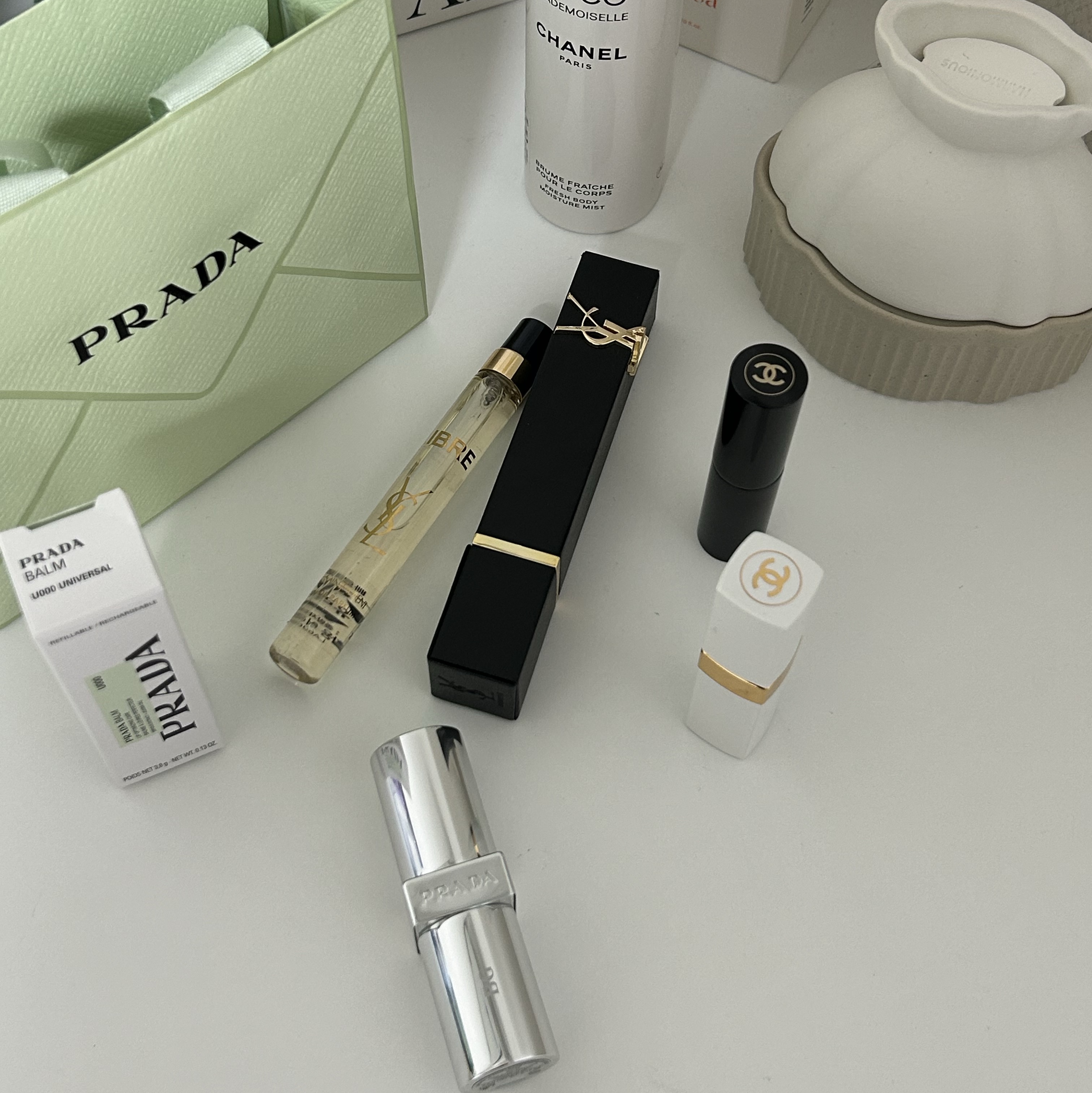 Prada Lip Balm U000 Universal 착용 스타일 - 3