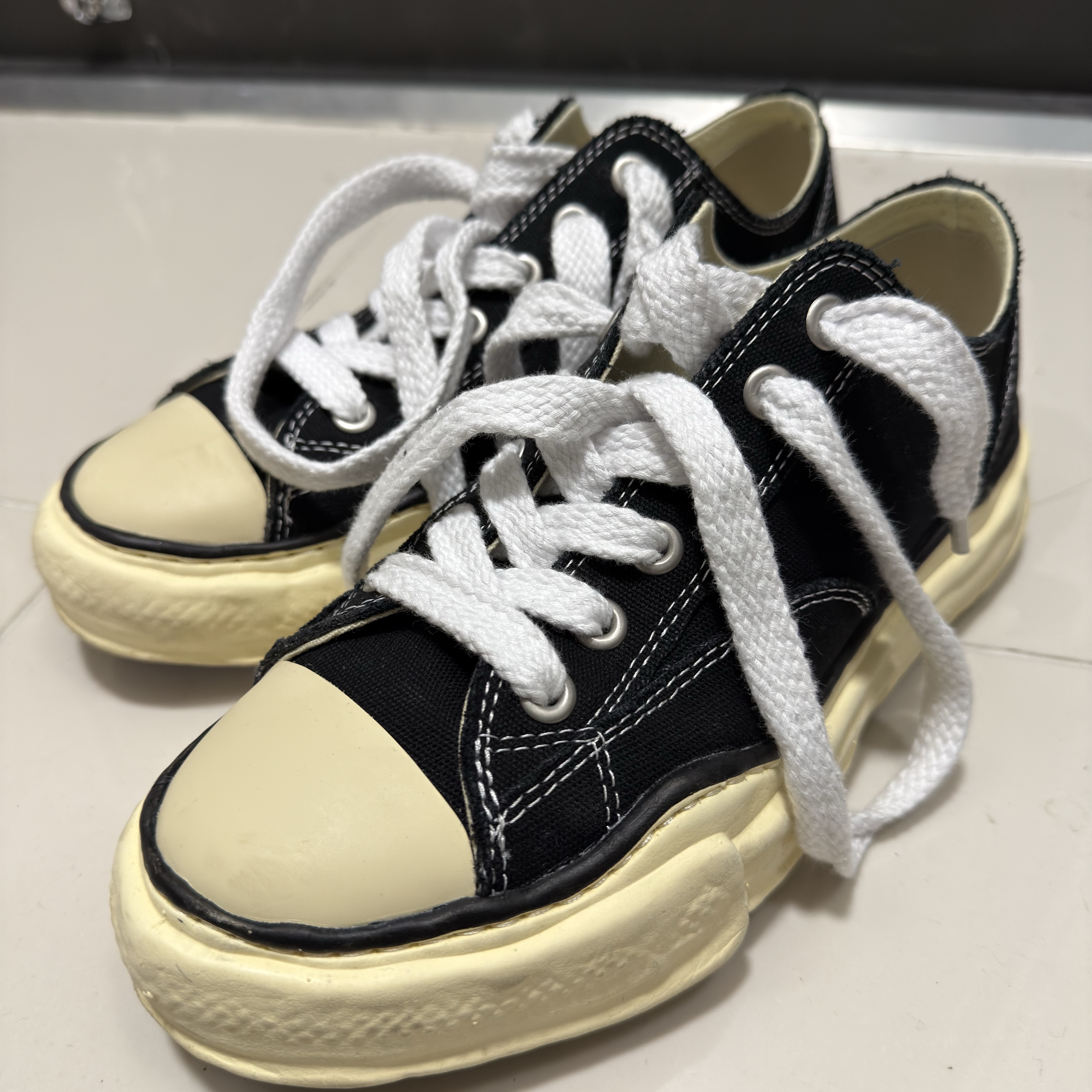 Maison Mihara Yasuhiro Peterson VL OG Sole Canvas Low-top Sneakers Black 착용 스타일