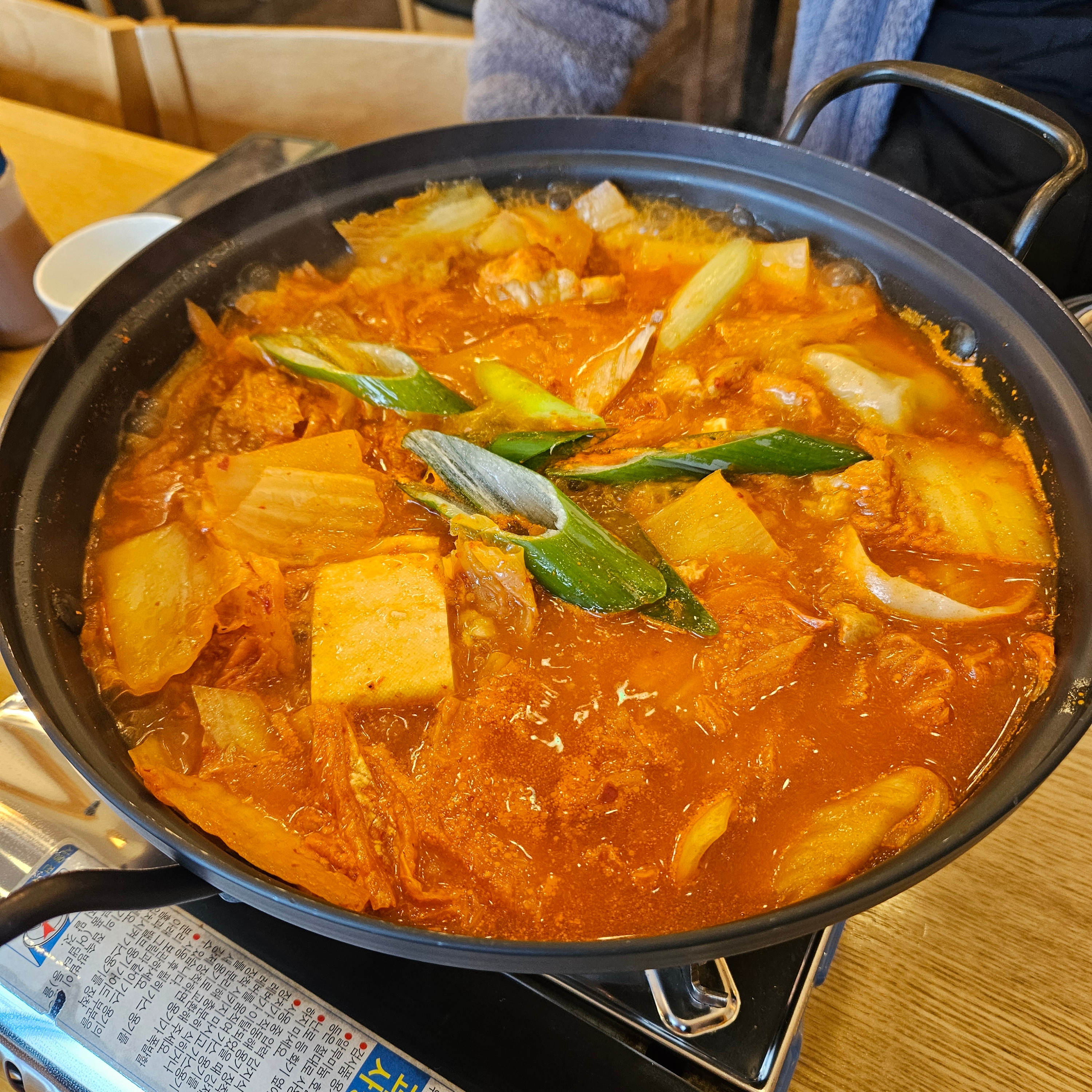 나이키 코르테즈 레더 블랙 검 미디움 브라운 착용 스타일 - 2