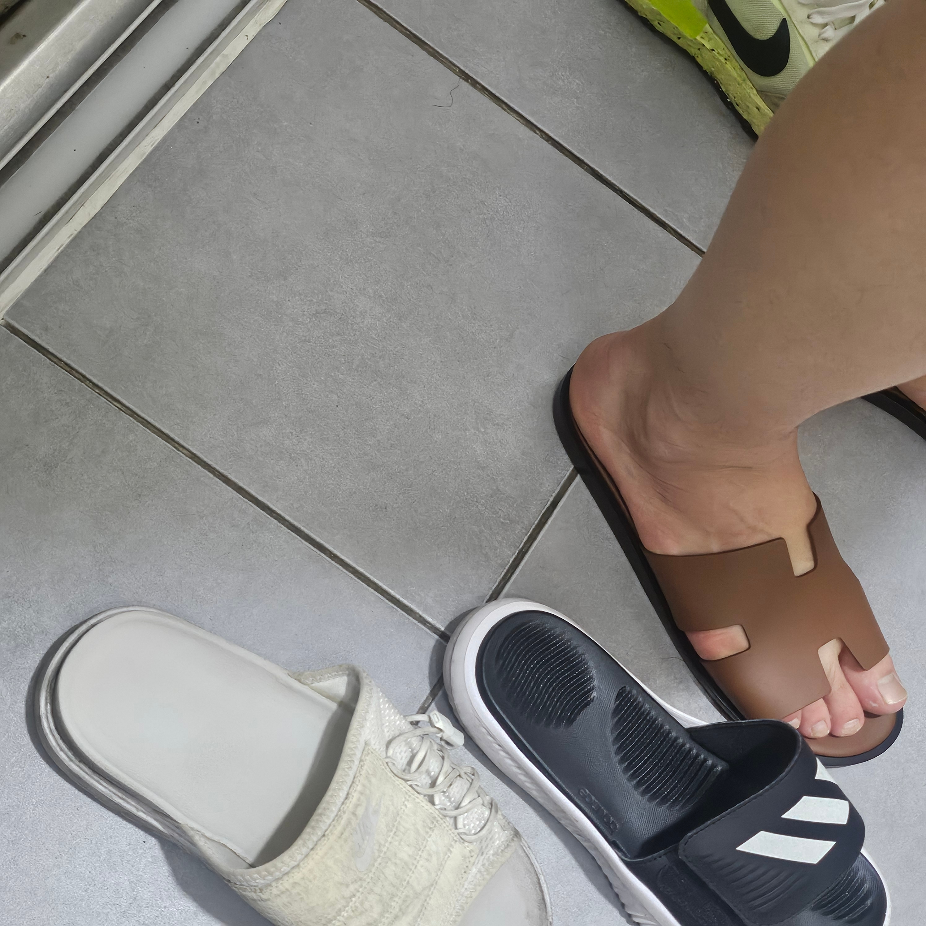 Hermes Izmir Sandal Calfskin & Gold 착용 스타일 - 2
