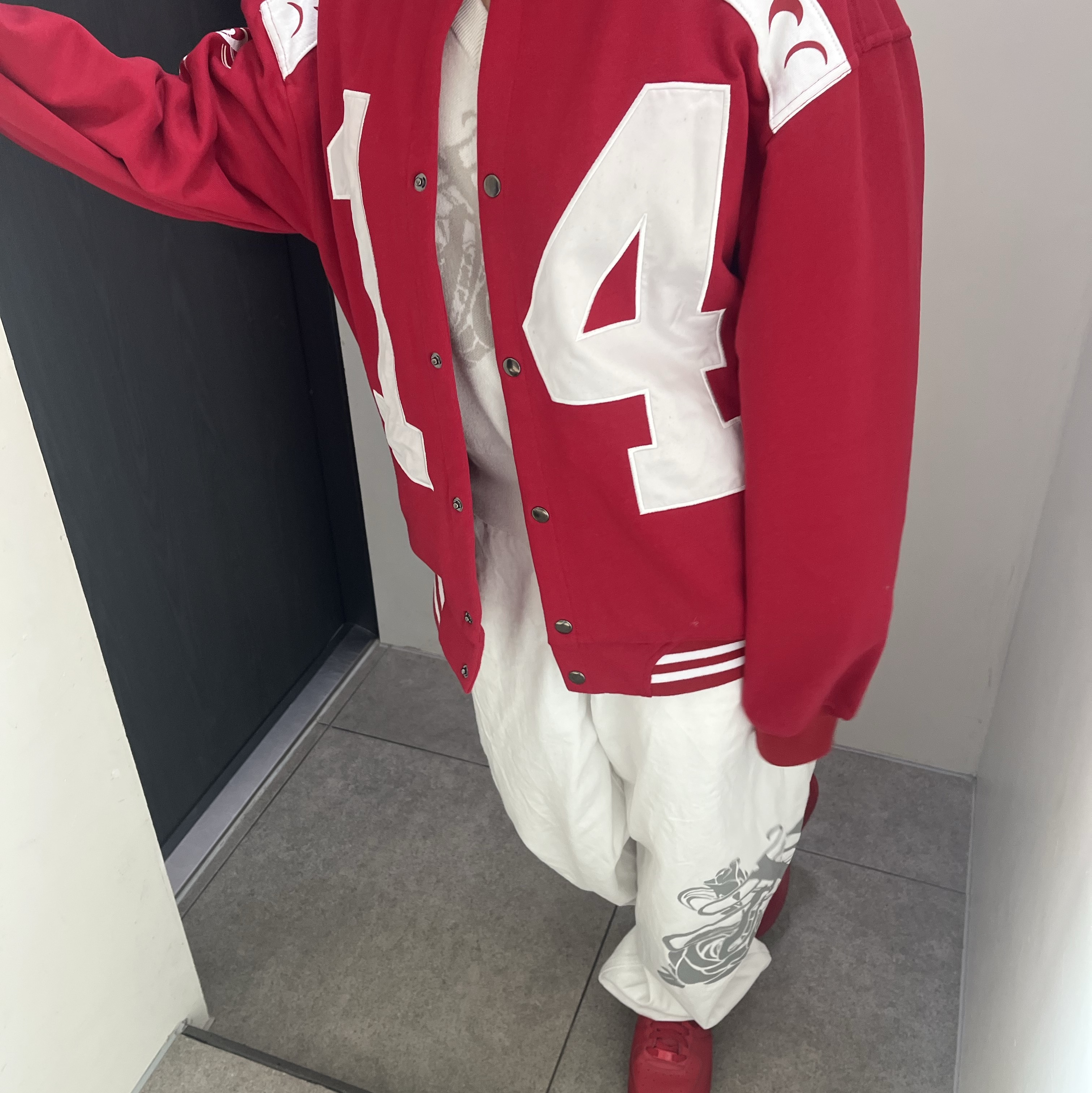 NYXX Sweat Varsity Jacket Red, Nike Air Force 1 '07 LV8 Low 1 Triple Red 착용 스타일 - 2