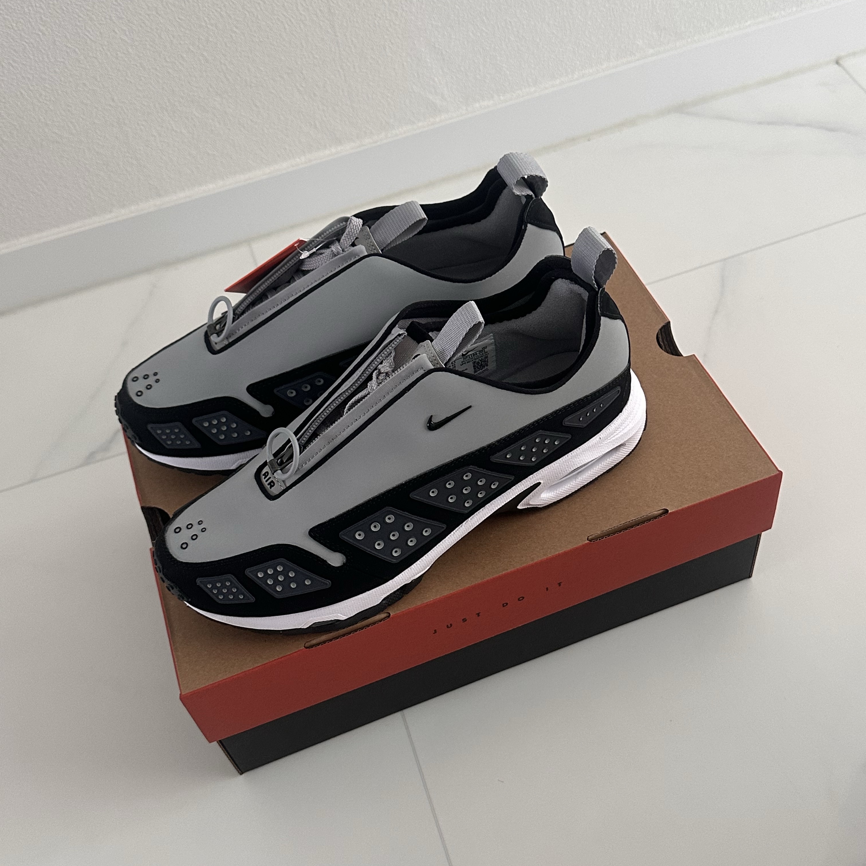 (W) Nike Air Max SNDR Silver and Anthracite 착용 스타일 - 1
