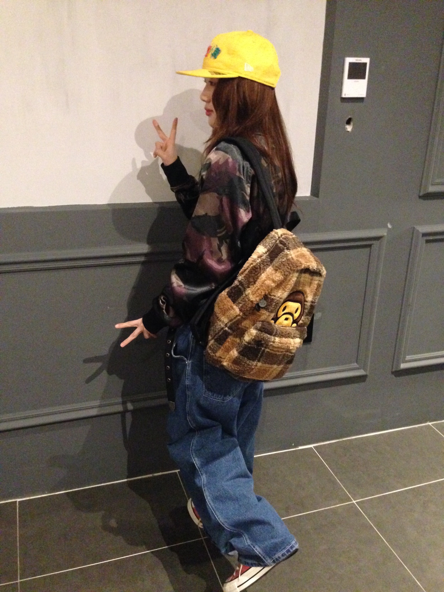 Converse Chuck 70 High Magic Flamingo, BAPE Baby Milo Check Sherpa Medium Backpack Beige Brown 착용 스타일 - 4