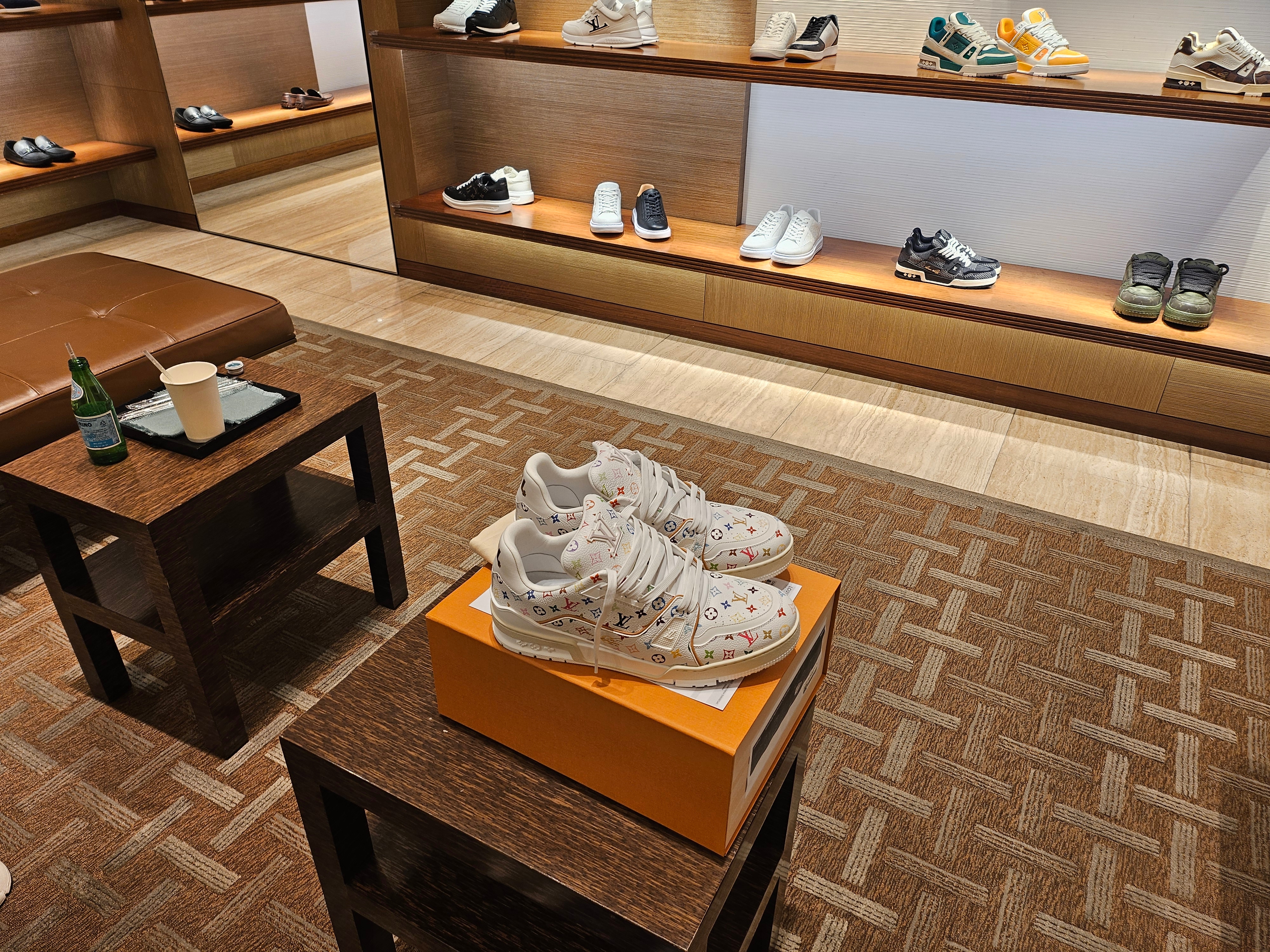 Louis Vuitton x Murakami Takashi LV Trainer Sneakers Multicolor White 착용 스타일 - 2
