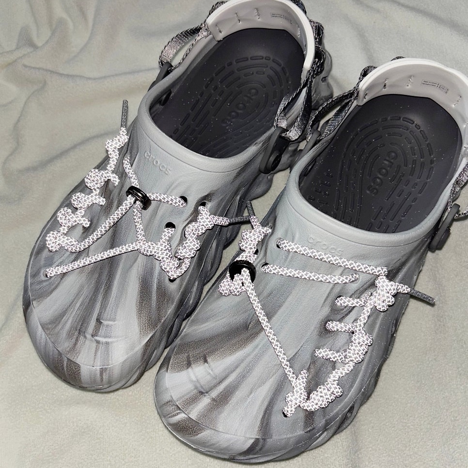 Crocs Echo Marbled Clog Moonlight Multi 착용 스타일 - 2