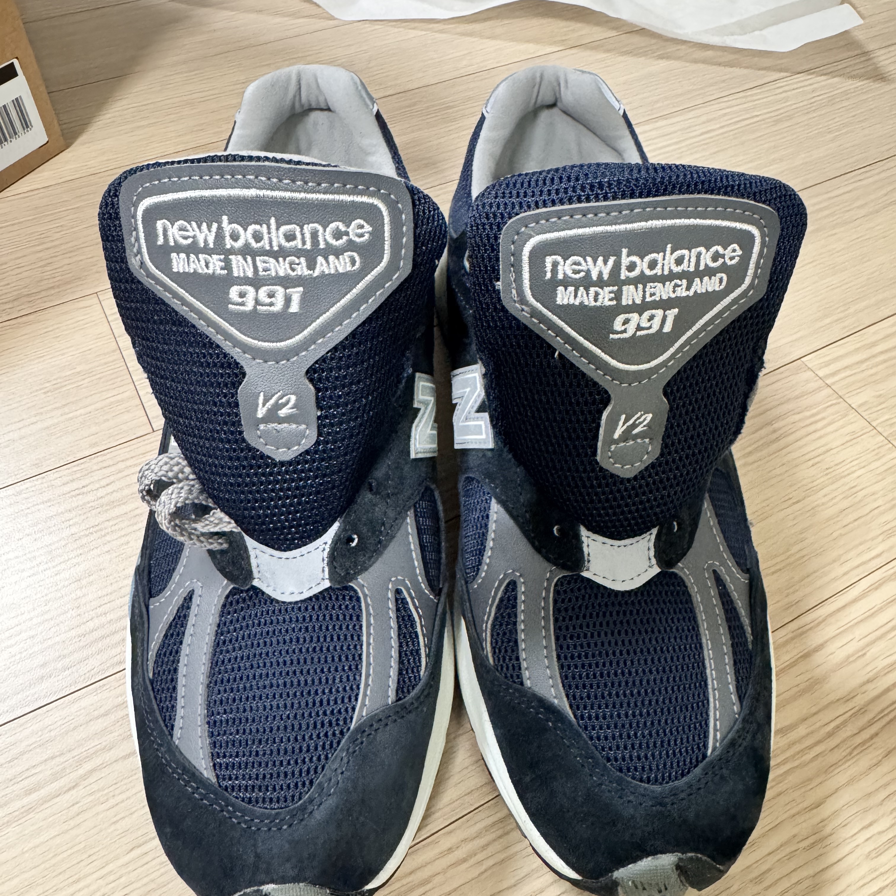 New Balance 991v2 Made in UK Dark Navy Smoked Pearl 착용 스타일 - 5
