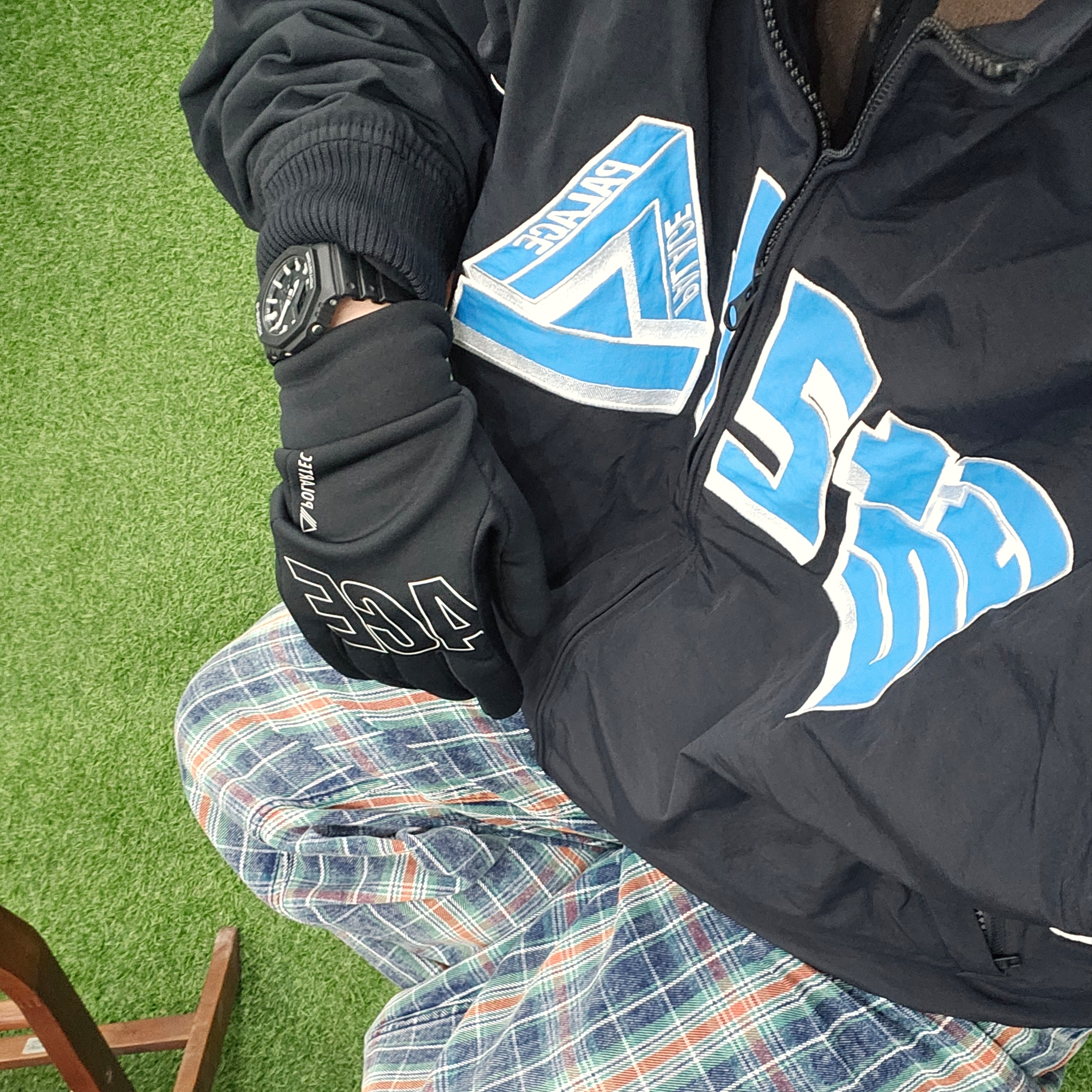 Palace Seoul 2 Seoul Track Jacket Black Blue - 25SS, Palace Polartec Powerstretch Gloves Black - 23FW 착용 스타일