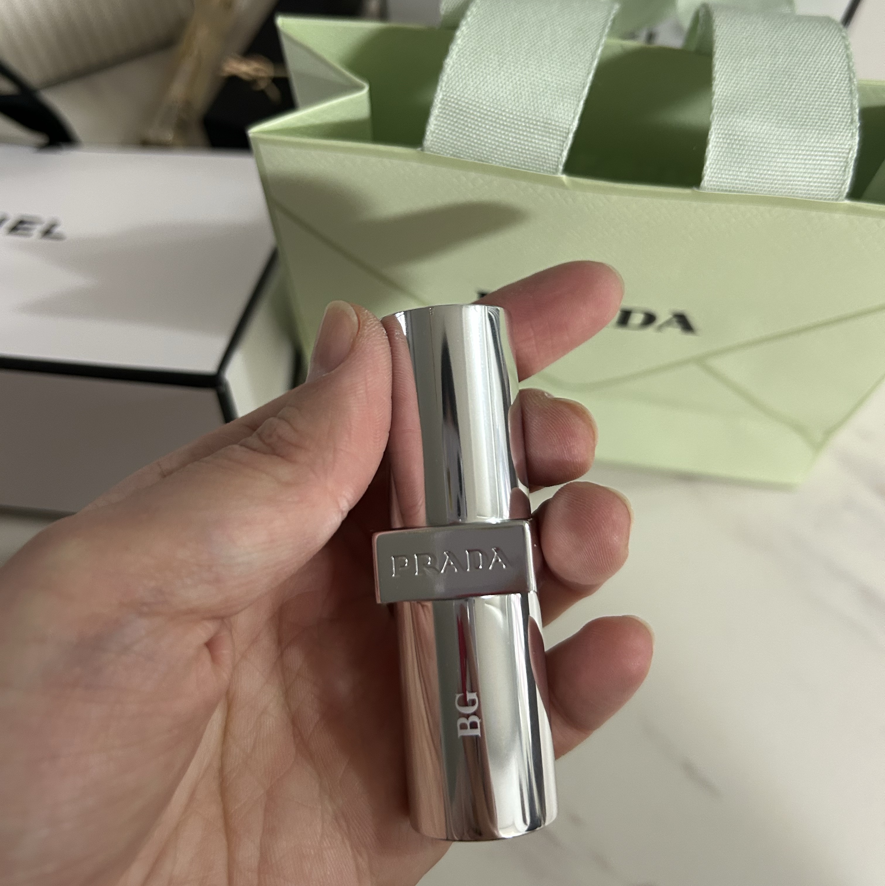 Prada Lip Balm U000 Universal 착용 스타일 - 6