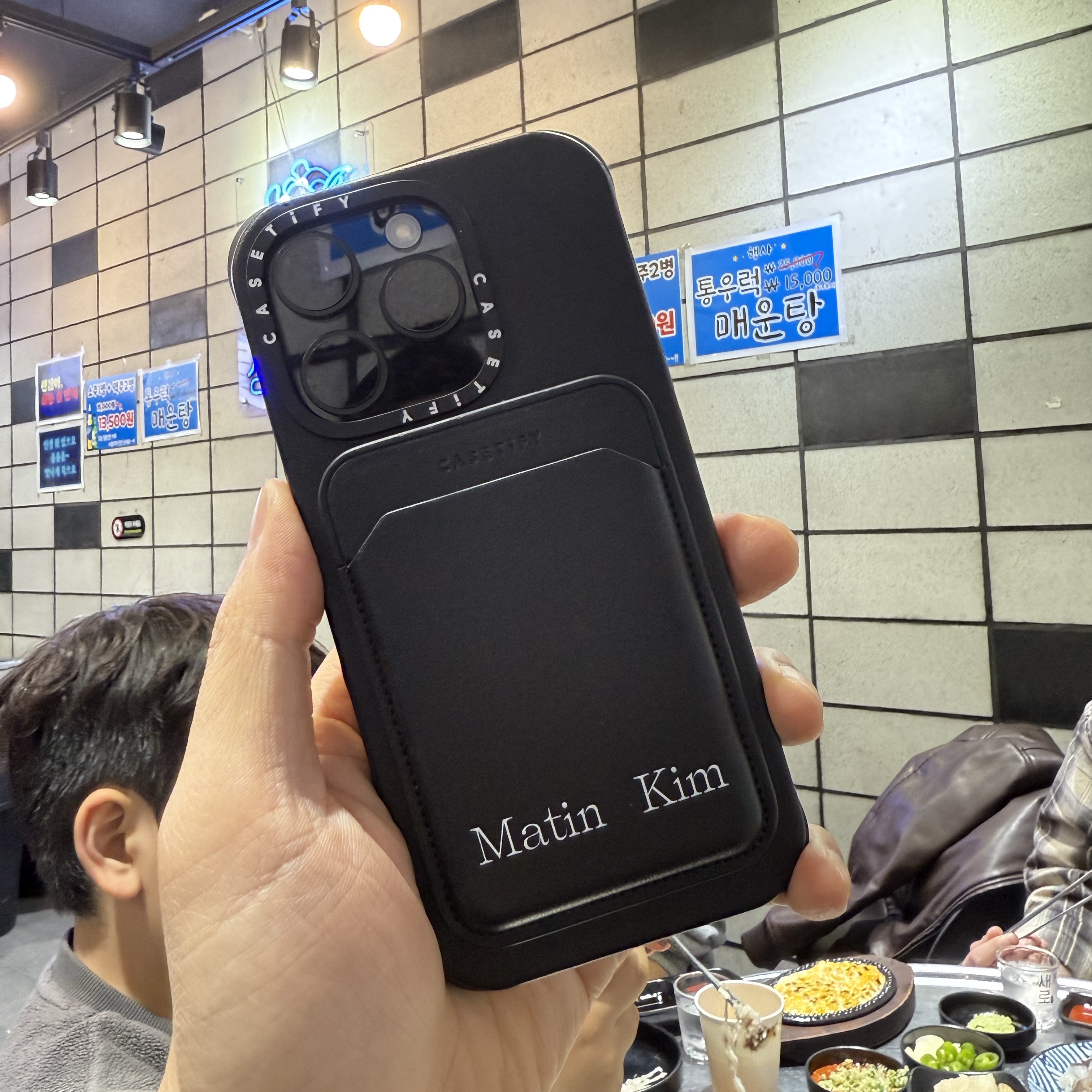 Casetify x Matin Kim Basic Logo MagSafe Wallet Black 착용 스타일