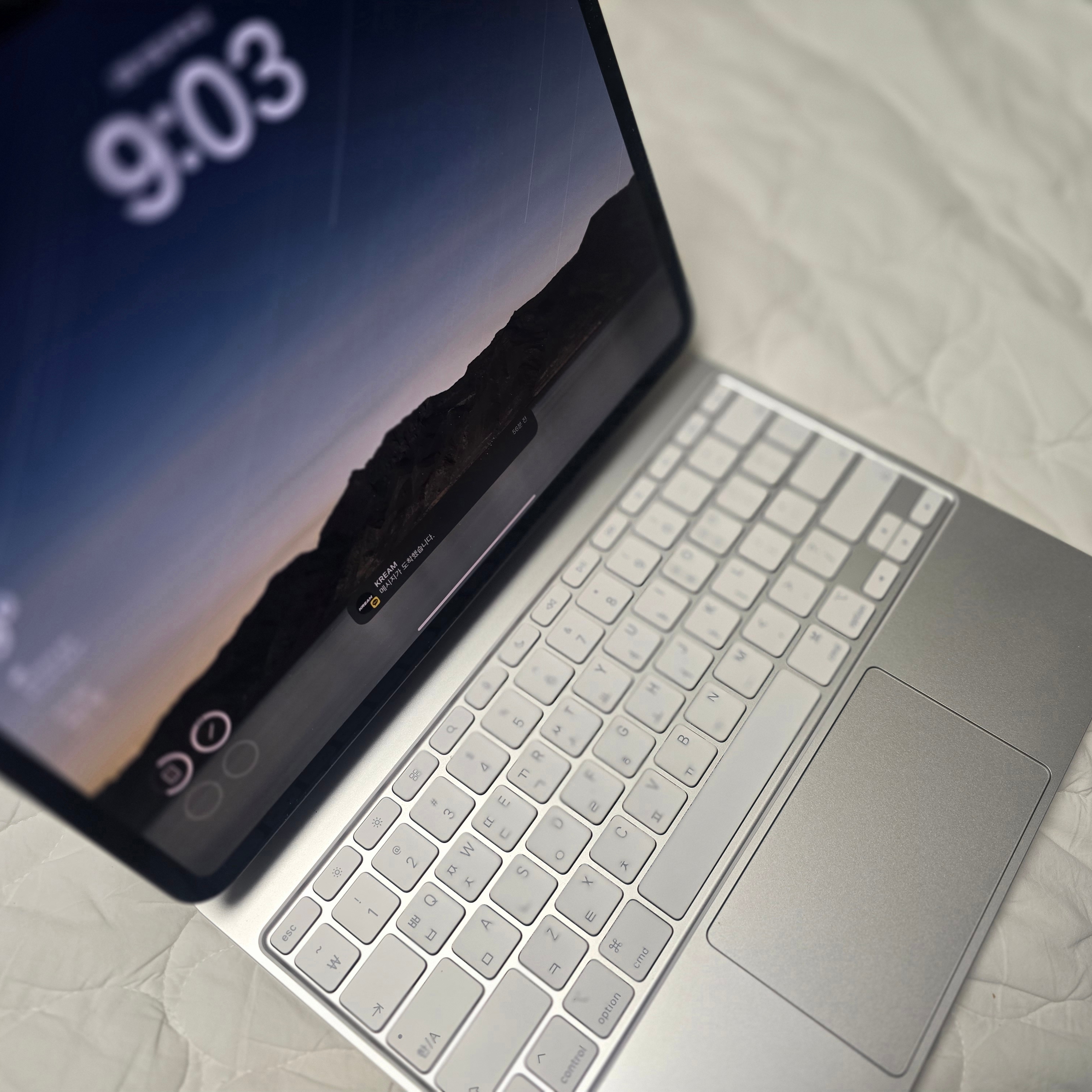 Apple Magic Keyboard for iPad Pro 13-inch White (Korean Ver.) 착용 스타일 - 1
