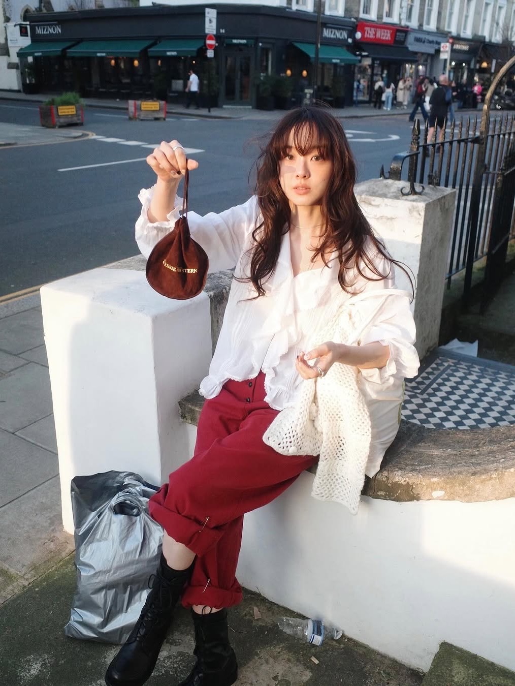 FLETTA Curved Cotton Pants Brown, FLETTA Curved Cotton Pants Red 착용 스타일 - 1