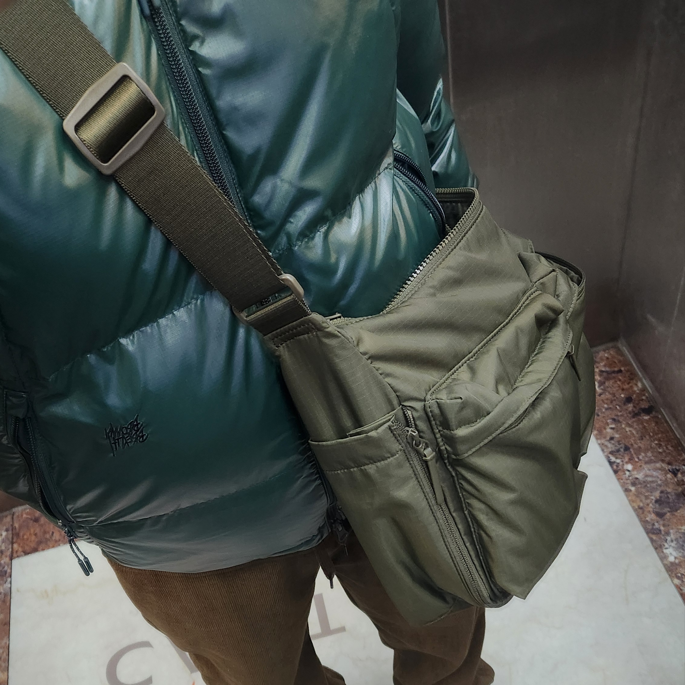 Uniqlo Multi Pocket Shoulder Bag Olive 착용 스타일