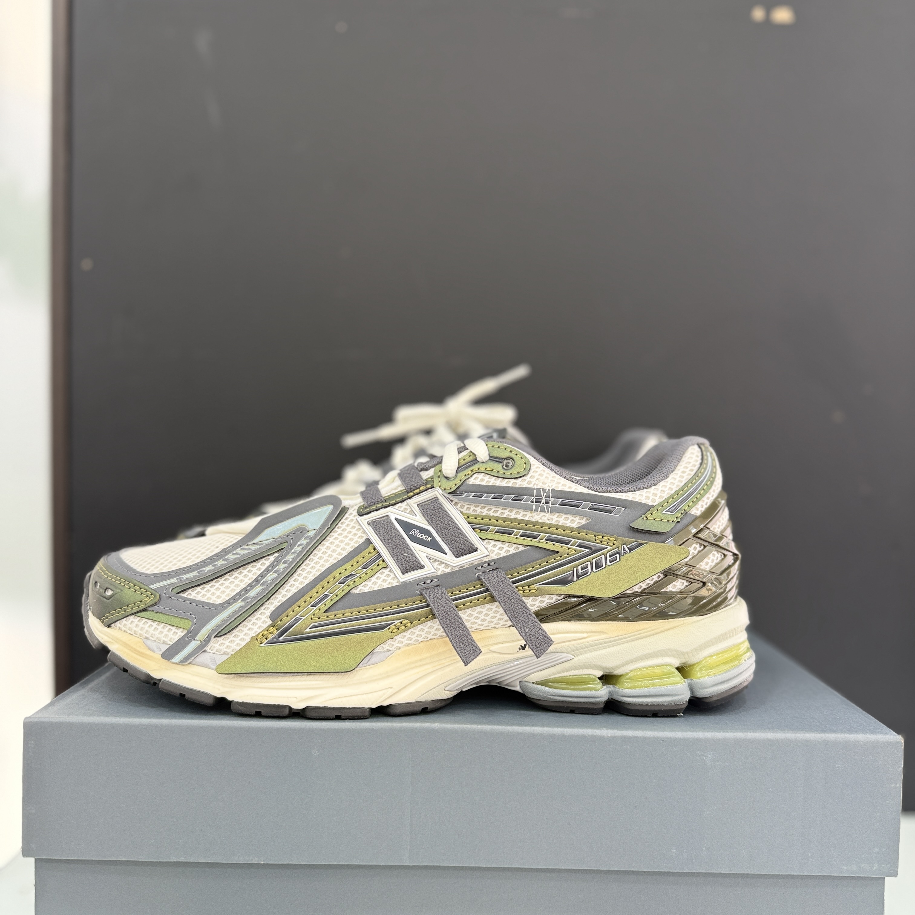 New Balance 1906A Olive Juice Sea Salt 착용 스타일 - 1