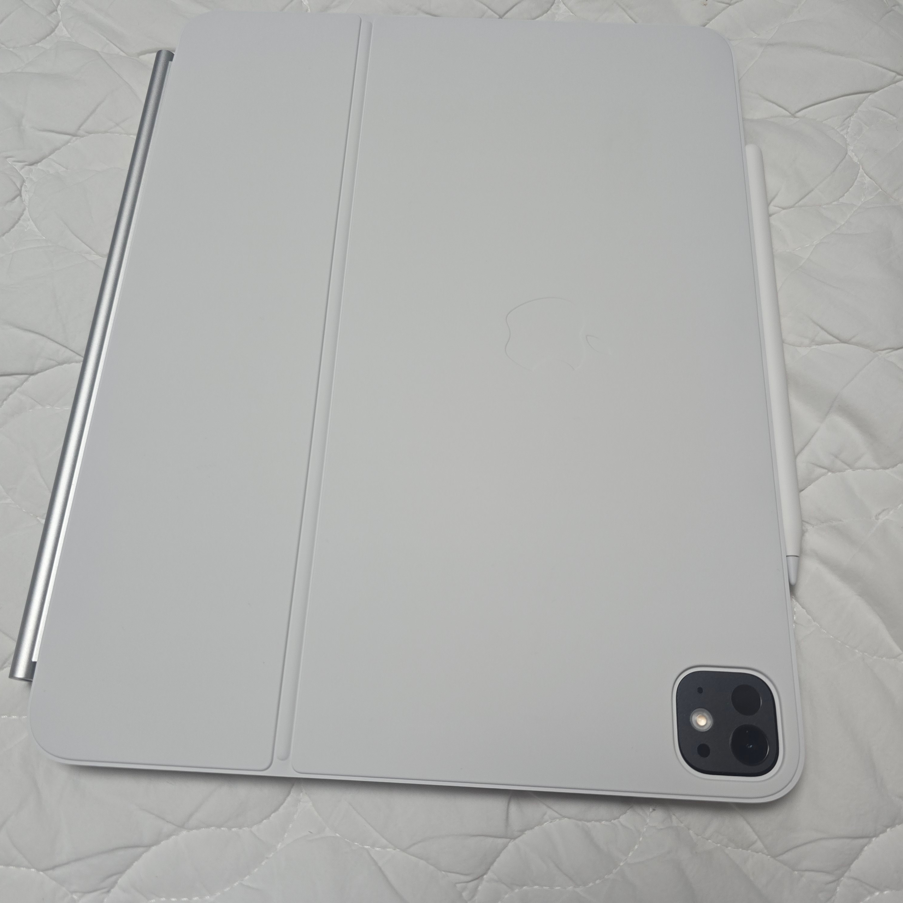 Apple Magic Keyboard for iPad Pro 13-inch White (Korean Ver.) 착용 스타일 - 2