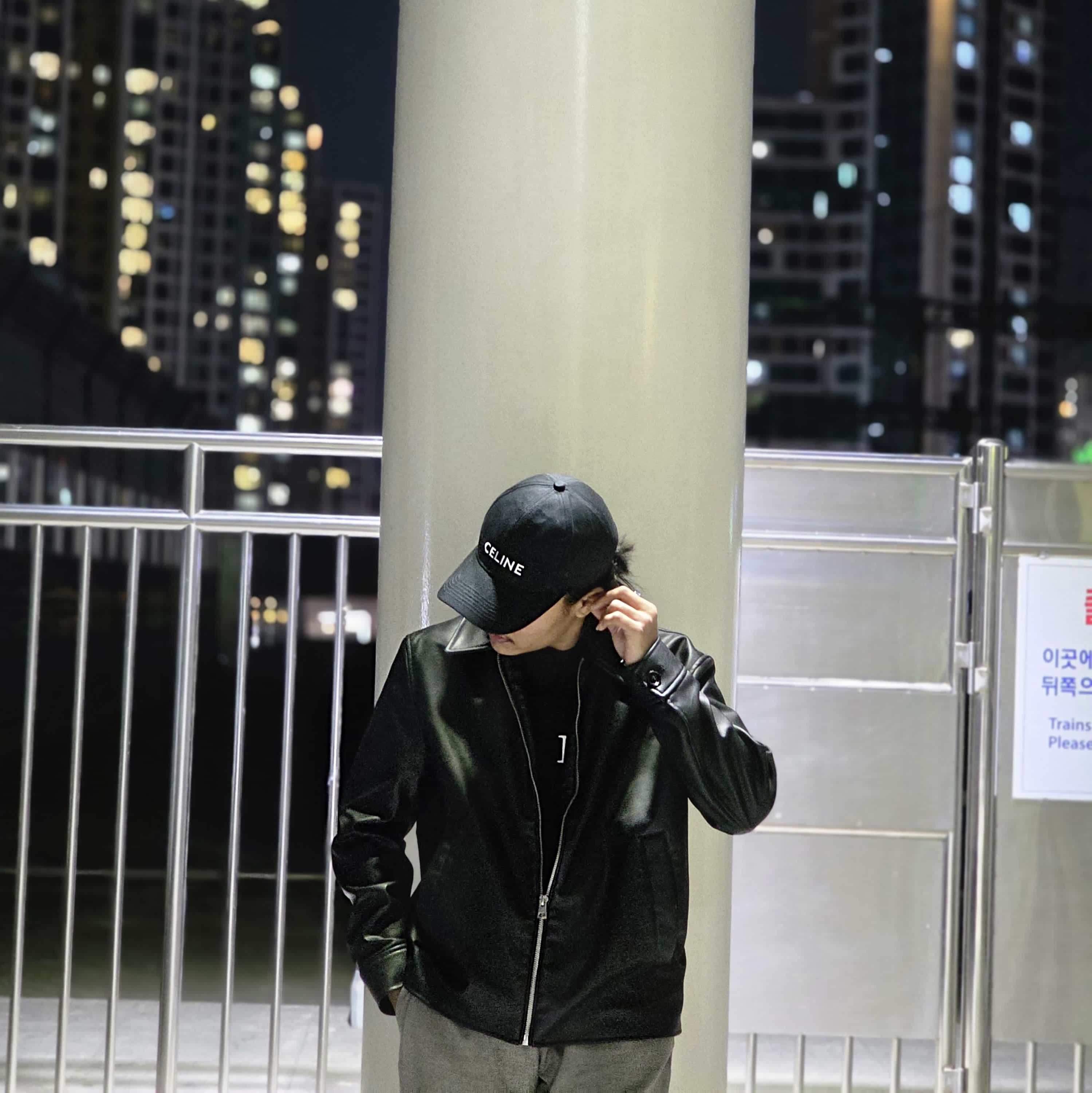 (W) 셀린느 베이스볼 캡 코튼 블랙, 마뗑킴 로고 탑 블랙 착용 스타일 - 1