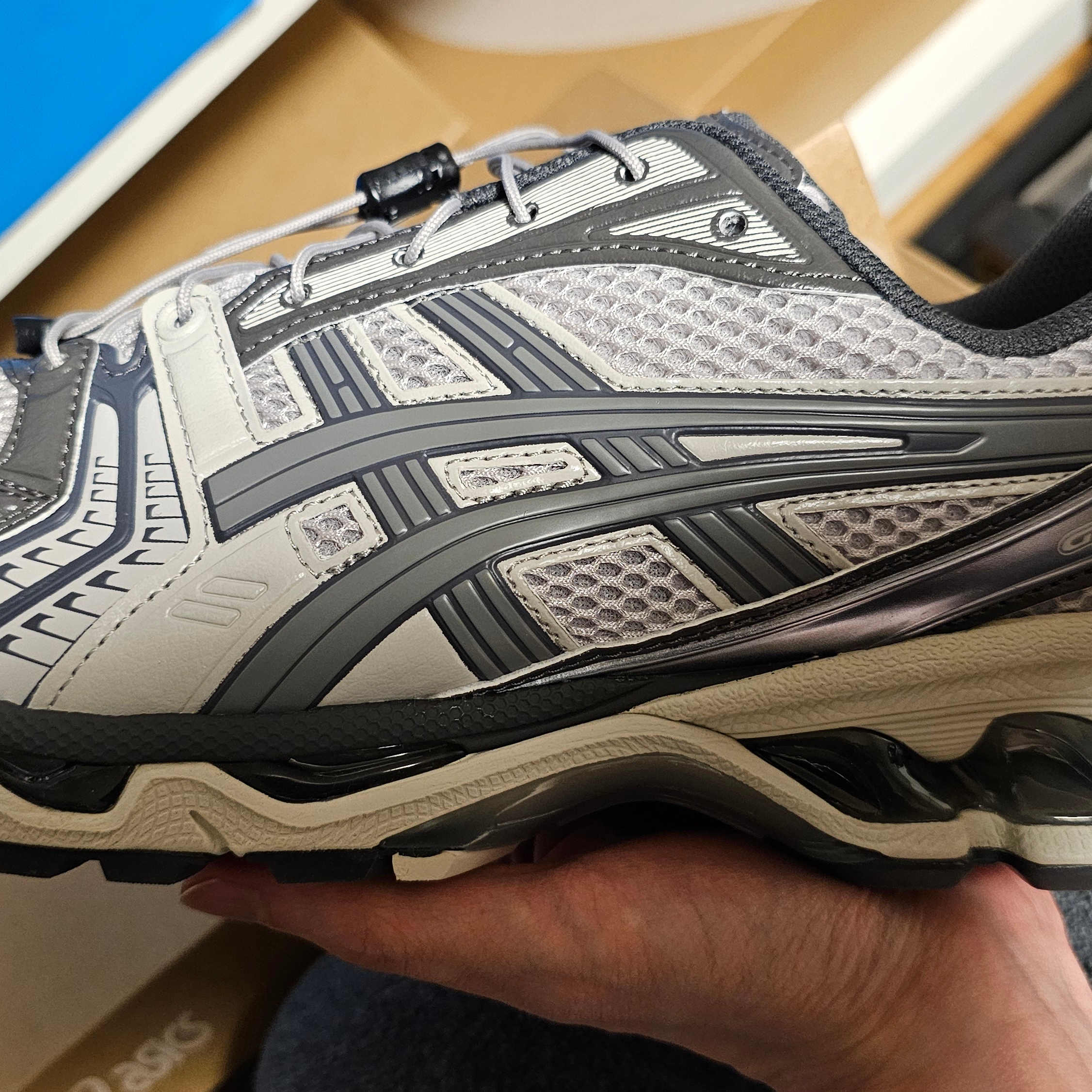 Asics Unlimited Gel-Kayano 14 Oyster Grey Clay Grey 착용 스타일