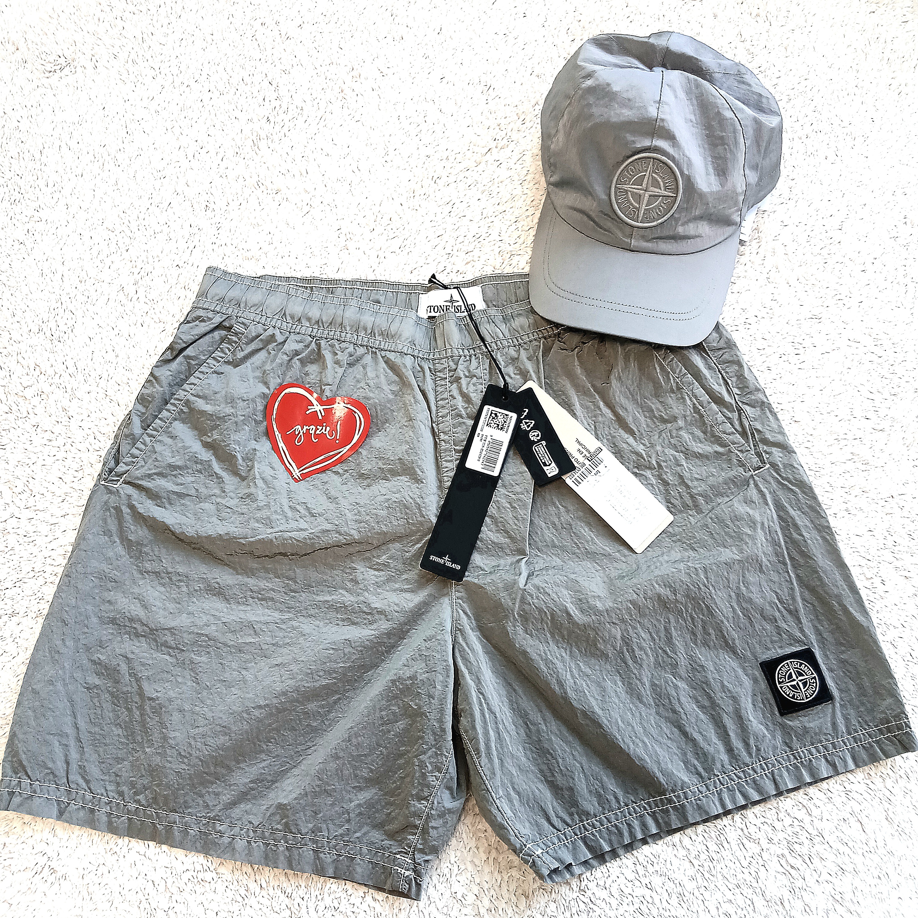 Stone Island 9100995 Nylon Metal in Econyl Baseball Cap Pearl Grey - 25SS, Stone Island B100009 Nylon Metal in Econyl Pocket Details Regular Fit Swim Trunks Pearl Grey - 25SS 착용 스타일 - 3