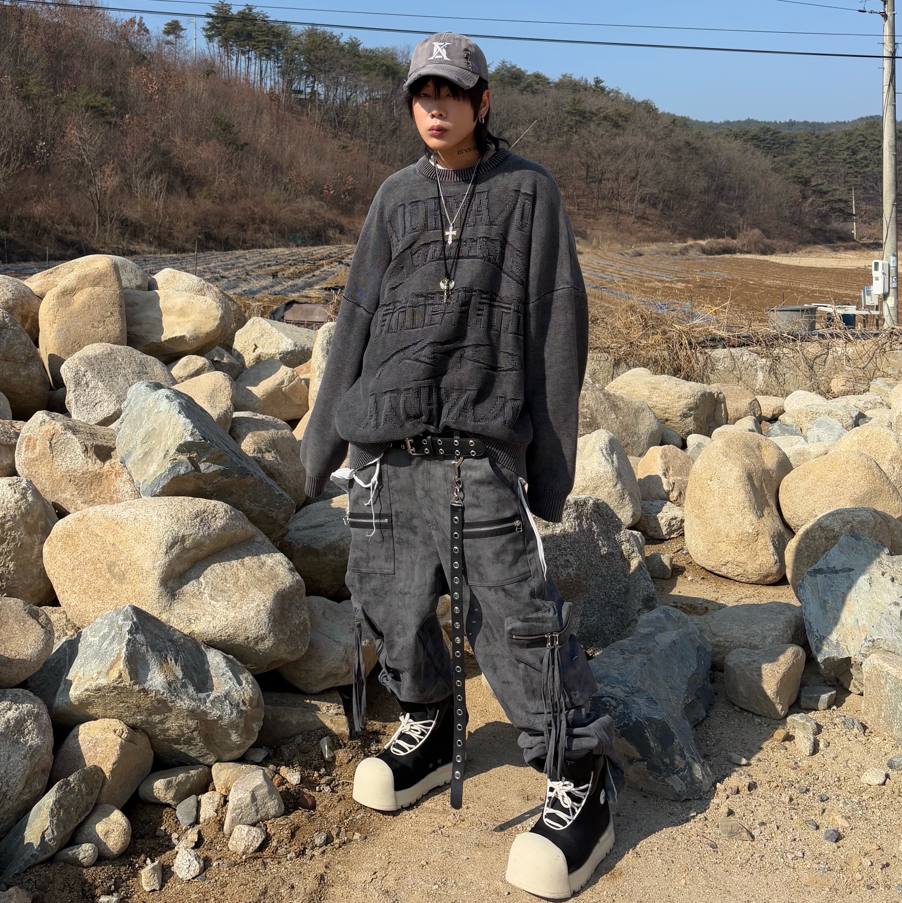 AJOBYAJO PBA Five AJO Logos Washed Sweater BLACK 착용 스타일 - 2