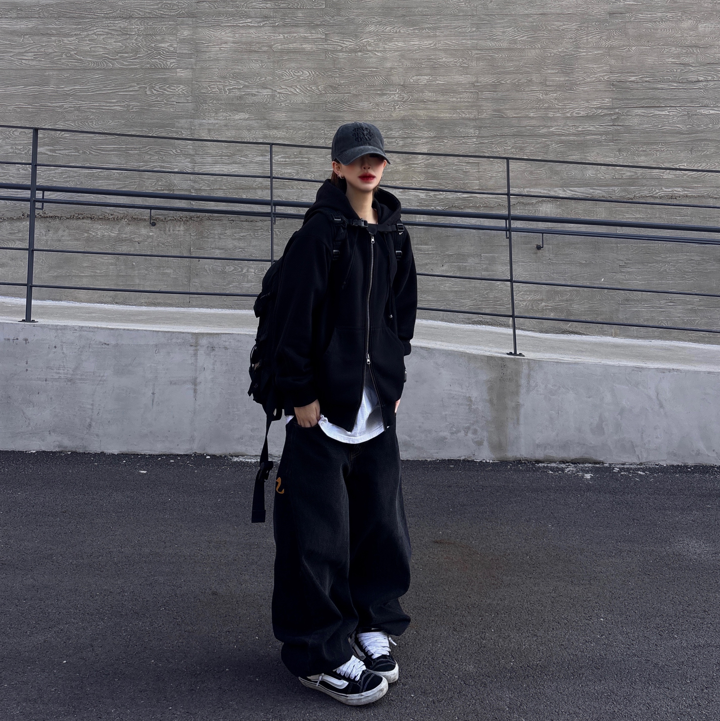 Vans Knu-Skool Black True White 착용 스타일 - 2