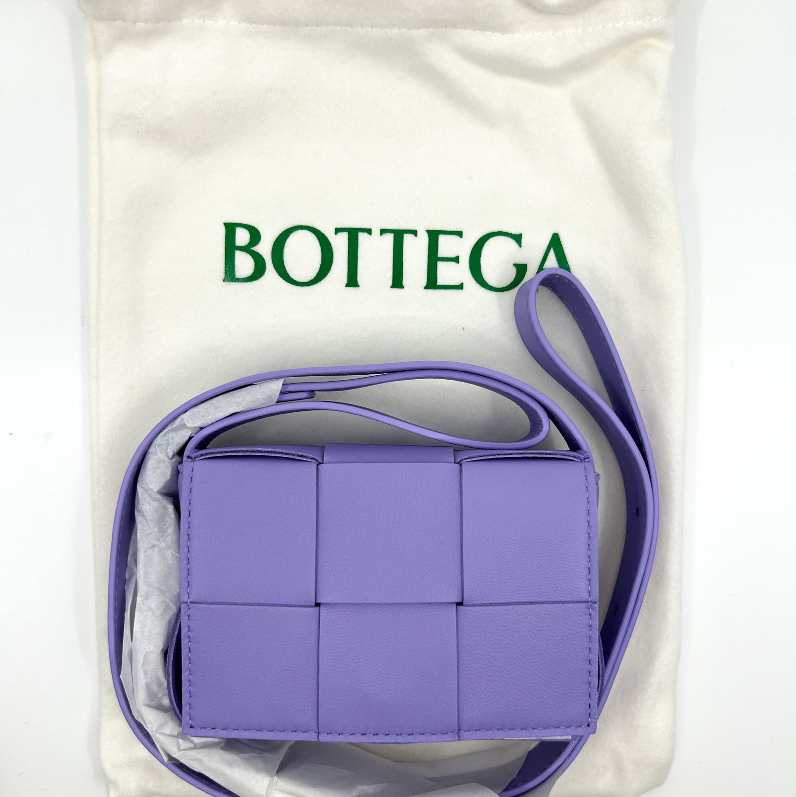 Bottega Veneta Mini Leather Cassette Wisteria 착용 스타일 - 2