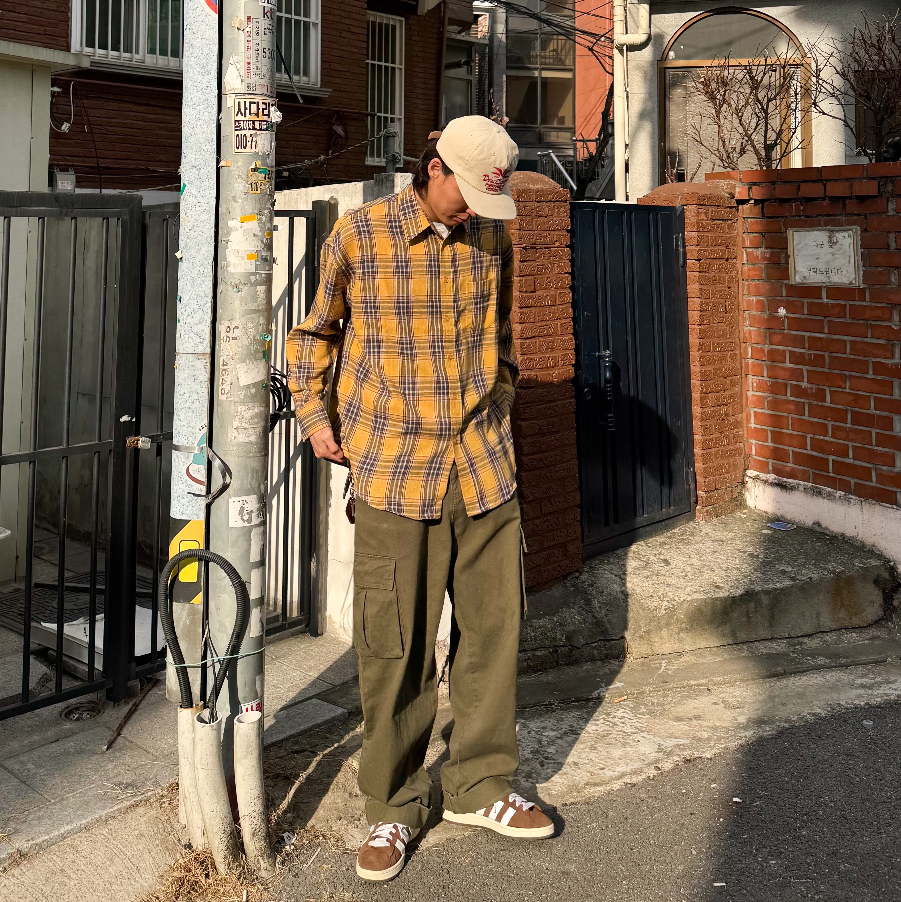 아디다스 캠퍼스 00s 바크 클라우드 화이트 착용 스타일 - 3