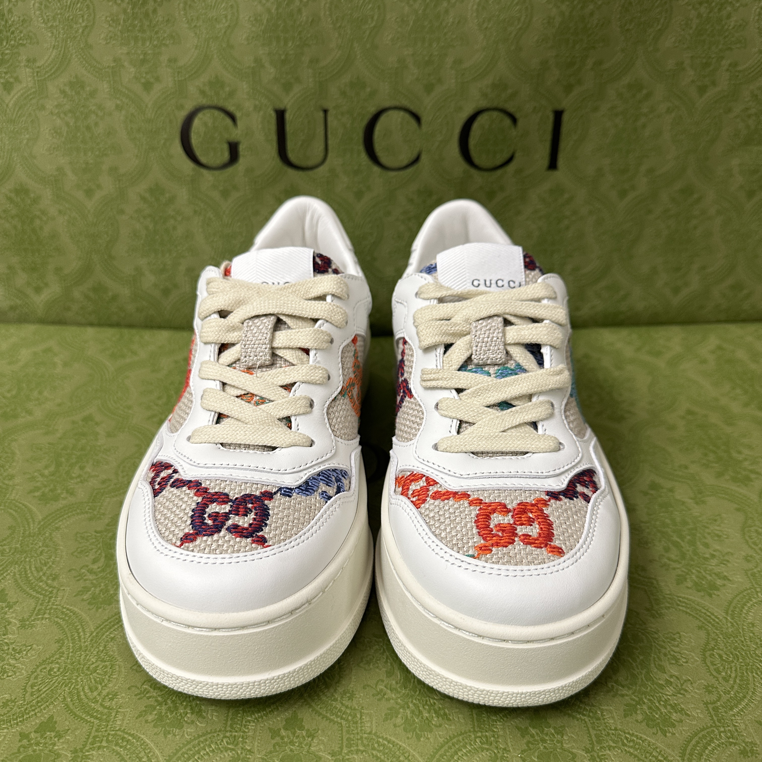 (W) Gucci GG Sneakers White 착용 스타일 - 3