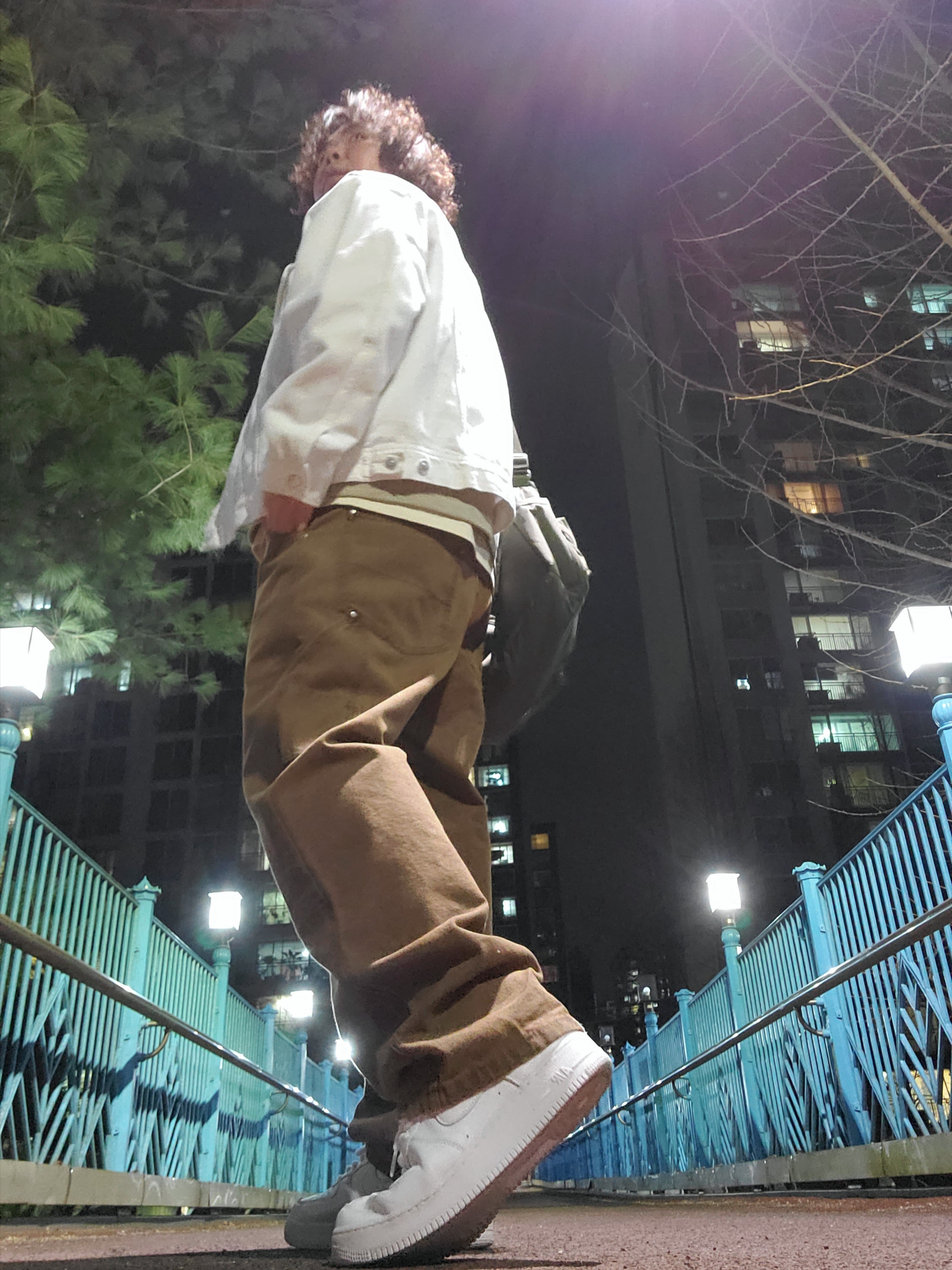 유니클로 멀티 포켓 숄더백 올리브, 나이키 에어포스 1 로우 레트로 컬러 오브 더 먼스 화이트 착용 스타일 - 3