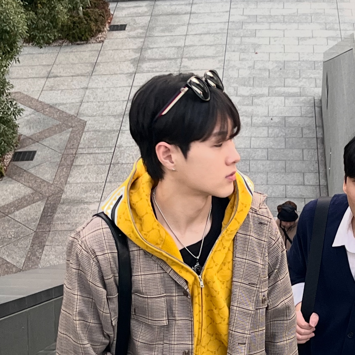 BAPE College Monogram Relaxed Fit Shark Full Zip Hoodie Yellow, BAPE College Monogram Relaxed Fit Shark Full Zip Hoodie Black 착용 스타일 - 2