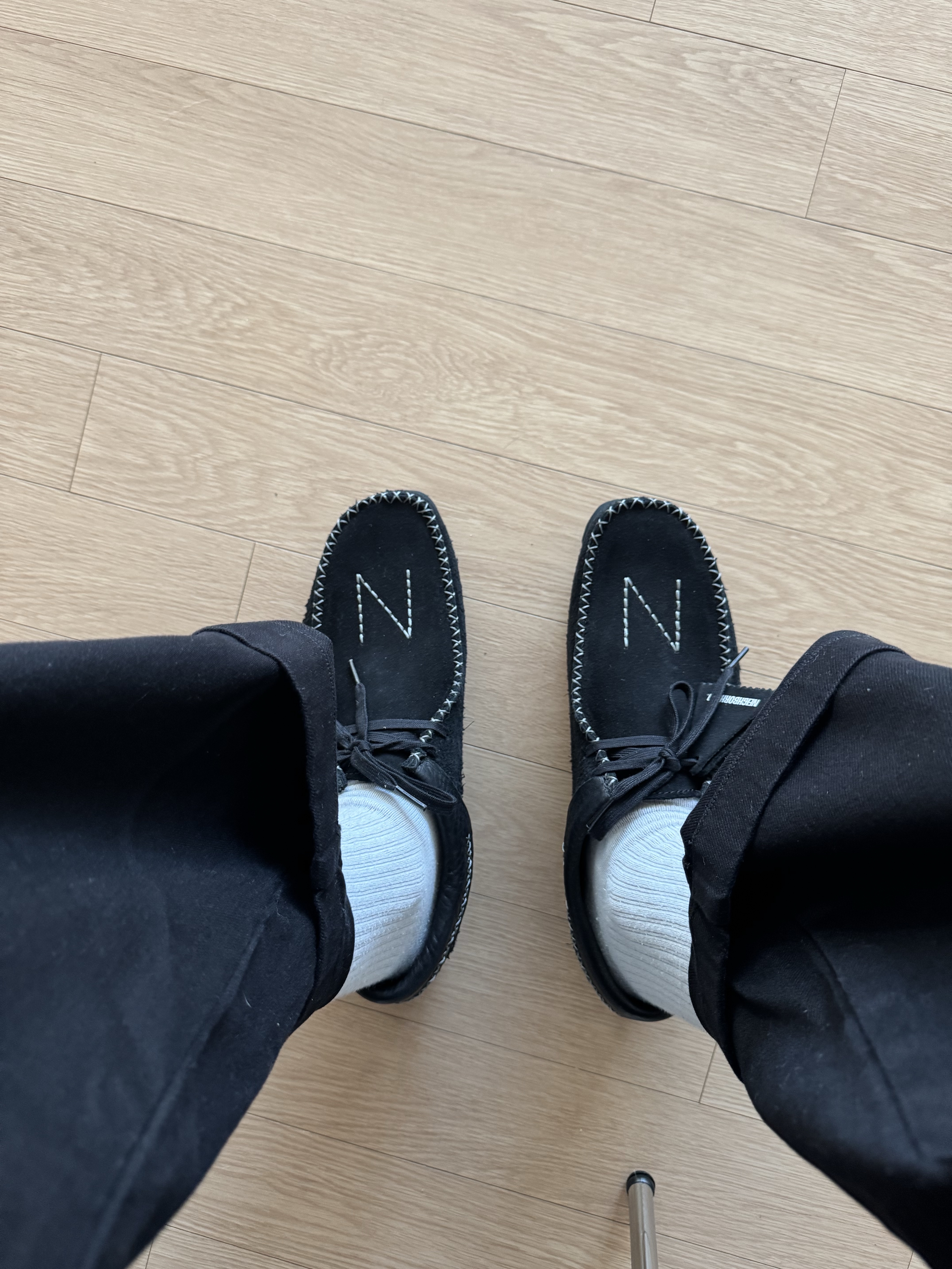 Clarks x Neighborhood Wallabe Black 착용 스타일 - 1