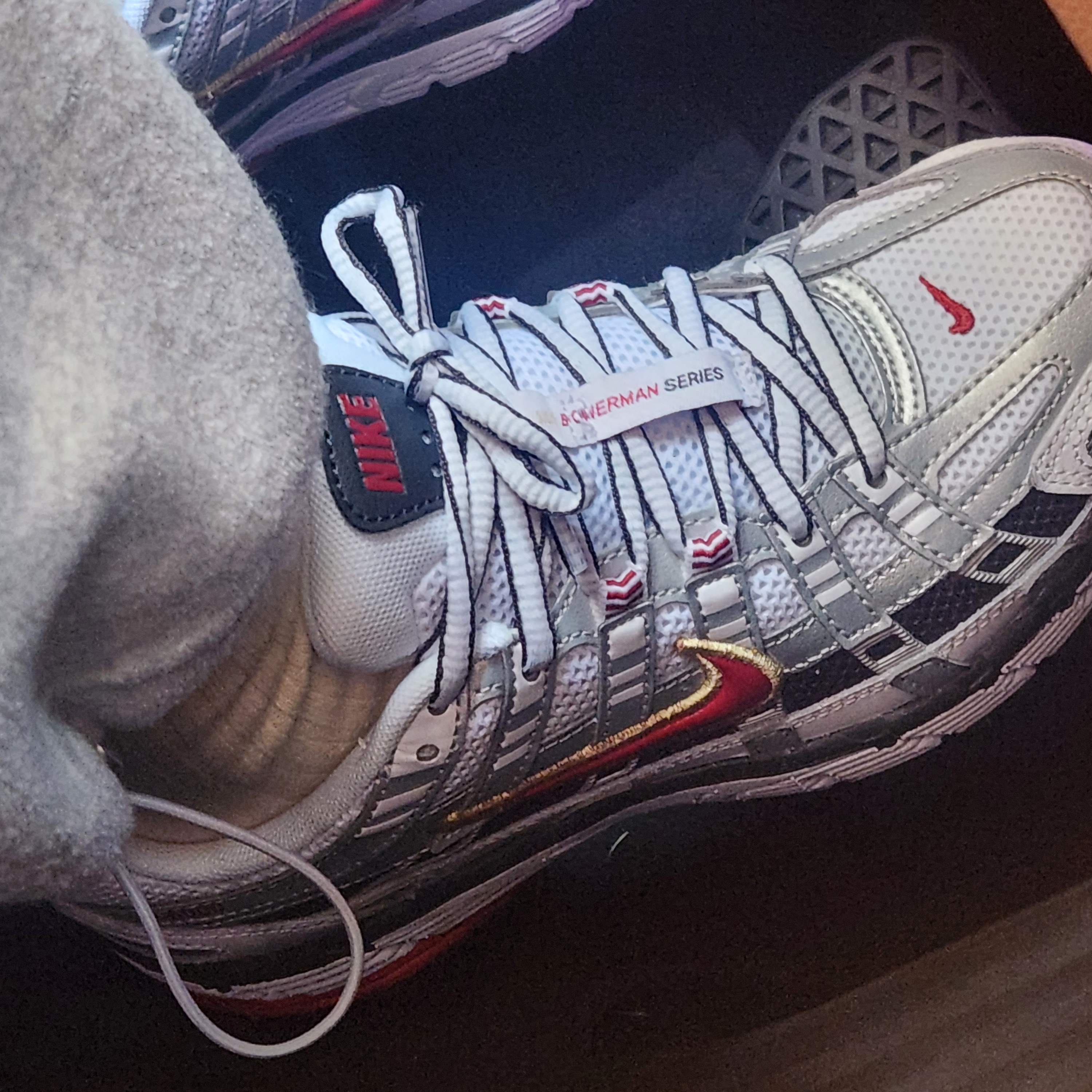 (W) Nike P-6000 Metallic Silver Red 착용 스타일