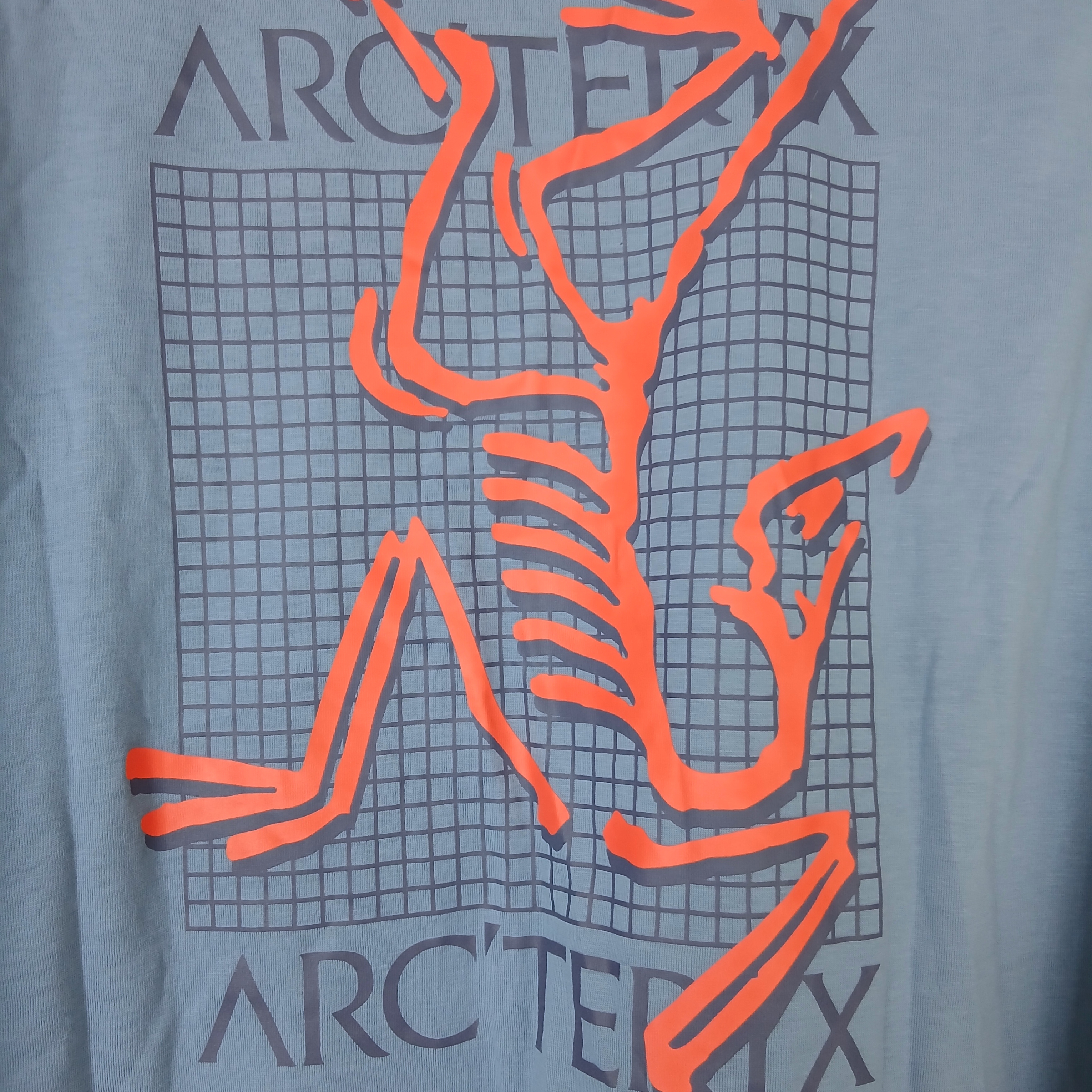 Arc'teryx Arc'Multi Bird Logo LS T-Shirt White Light, Arc'teryx Arc'Multi Bird Logo LS T-Shirt Black 착용 스타일 - 4