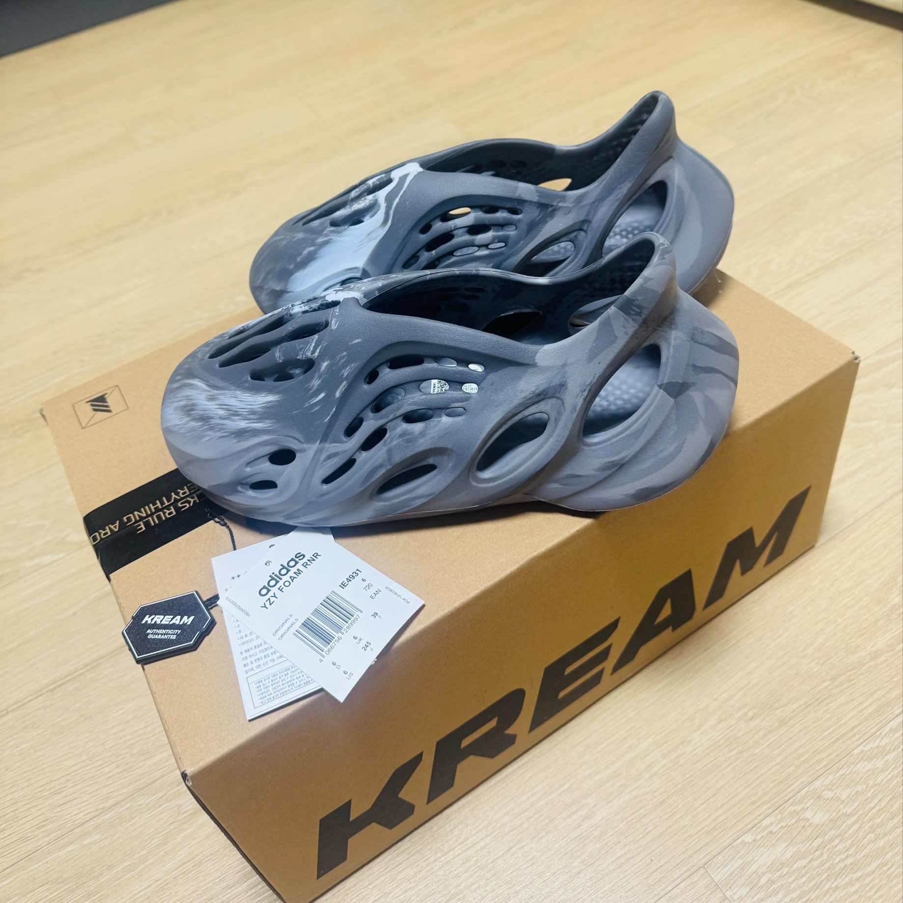 Adidas Yeezy Foam RNNR MX Granite 착용 스타일 - 2