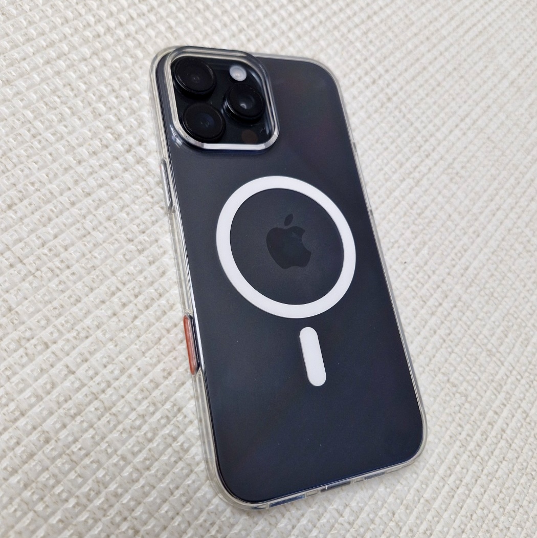Getri Flat iPhone 16 Pro Max Clear Case with Magnetic 착용 스타일
