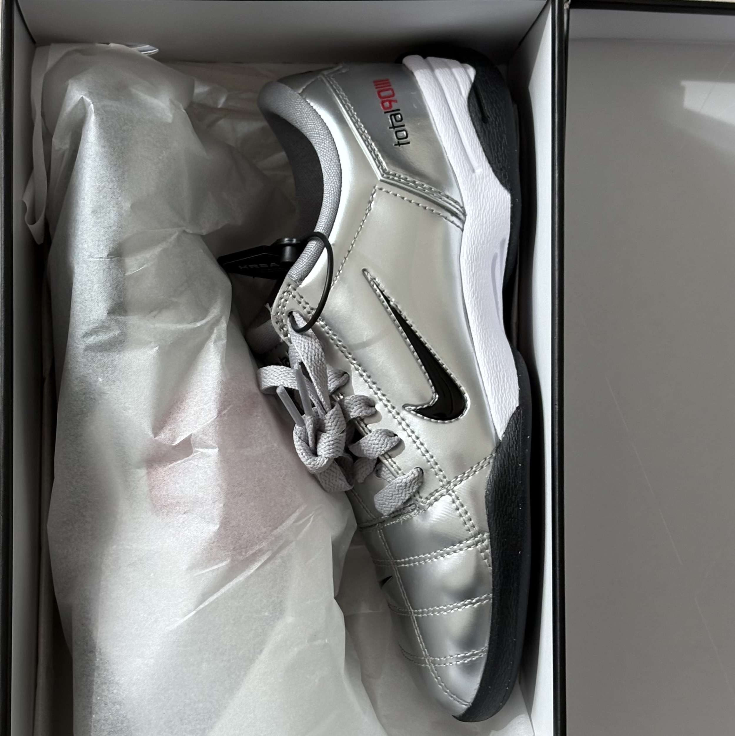 Nike Total 90 III SP Metallic Silver and Black 착용 스타일