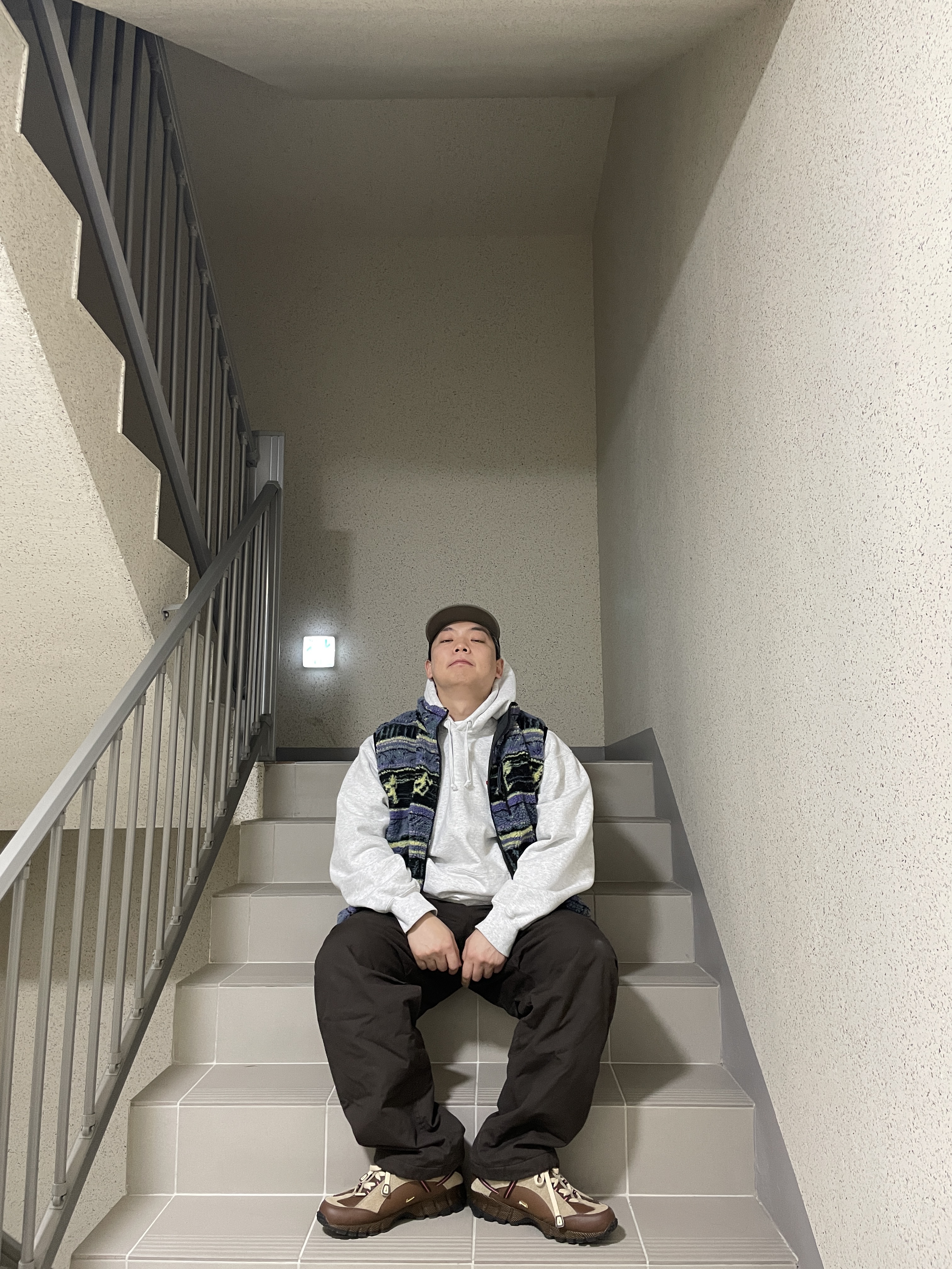 Thisisneverthat x Gramicci Reversible Fleece Vest Multi, Nike x Jacquemus Air Humara LX Ale Brown and Gold 착용 스타일 - 7