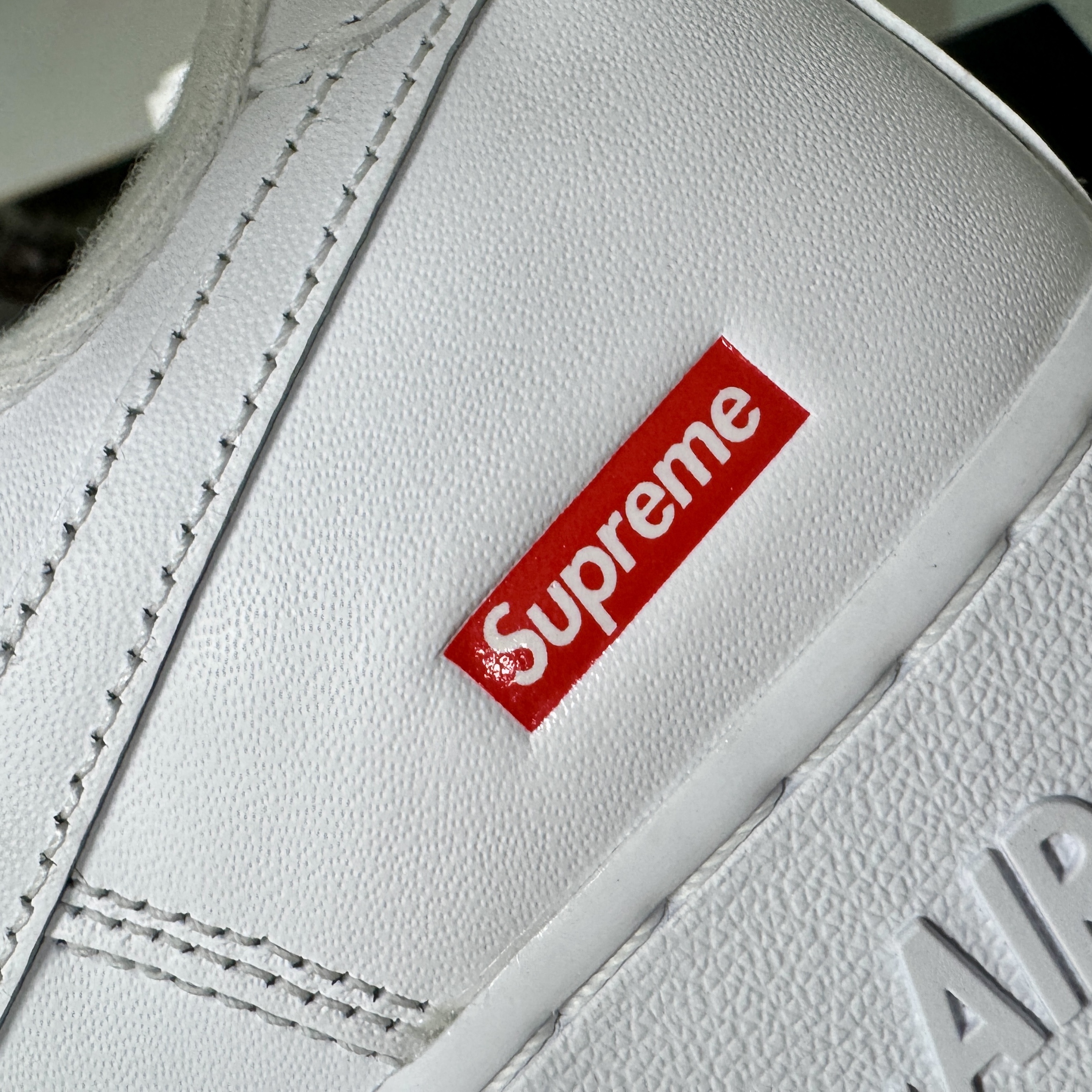Nike x Supreme Air Force 1 Low White 착용 스타일 - 2