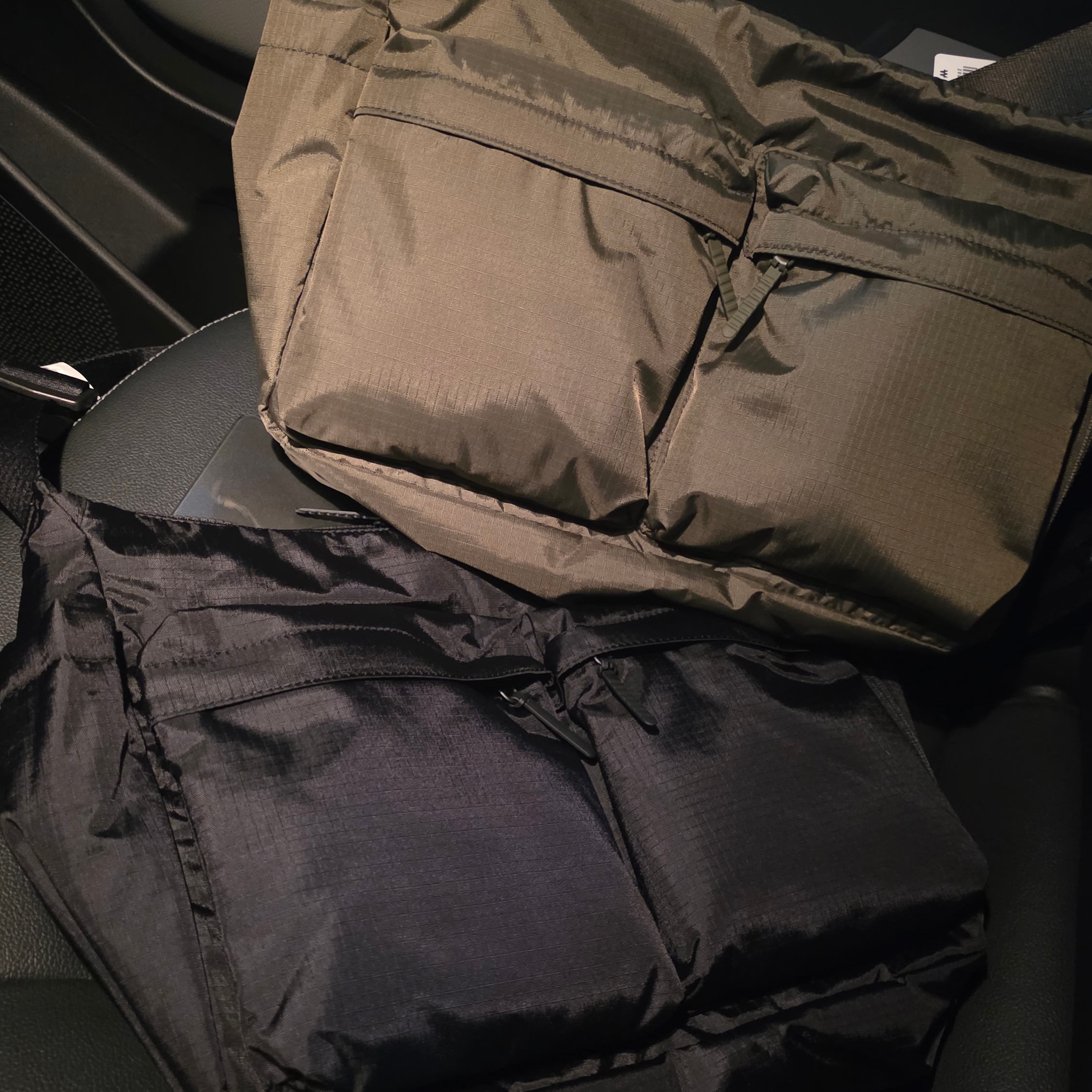 Uniqlo Multi Pocket Shoulder Bag Black 착용 스타일