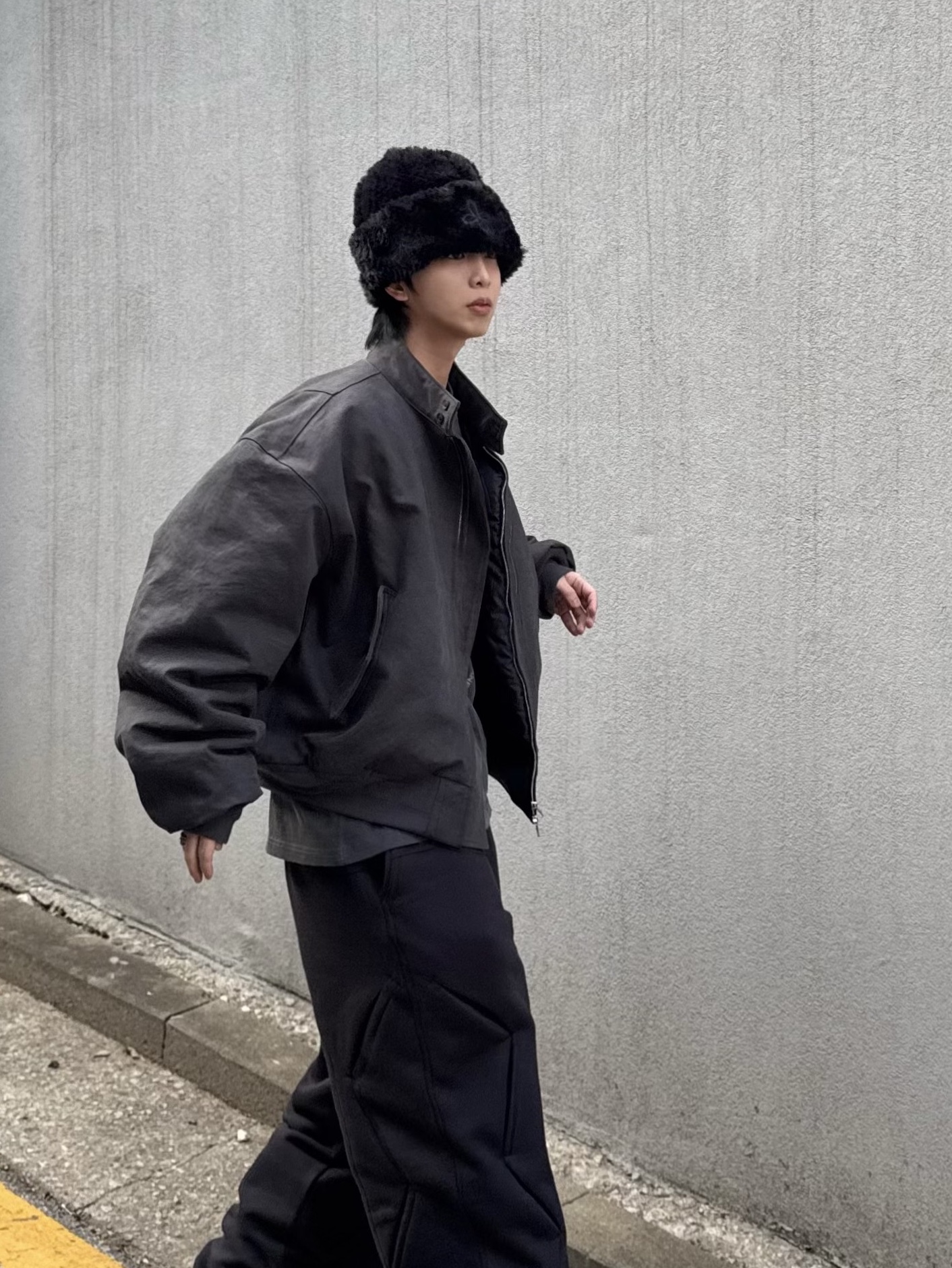 써저리 레더 패치 퍼 비니 블랙, 발렌시아가 스키웨어 알래스카 나일론 로우 부츠 블랙 착용 스타일 - 4