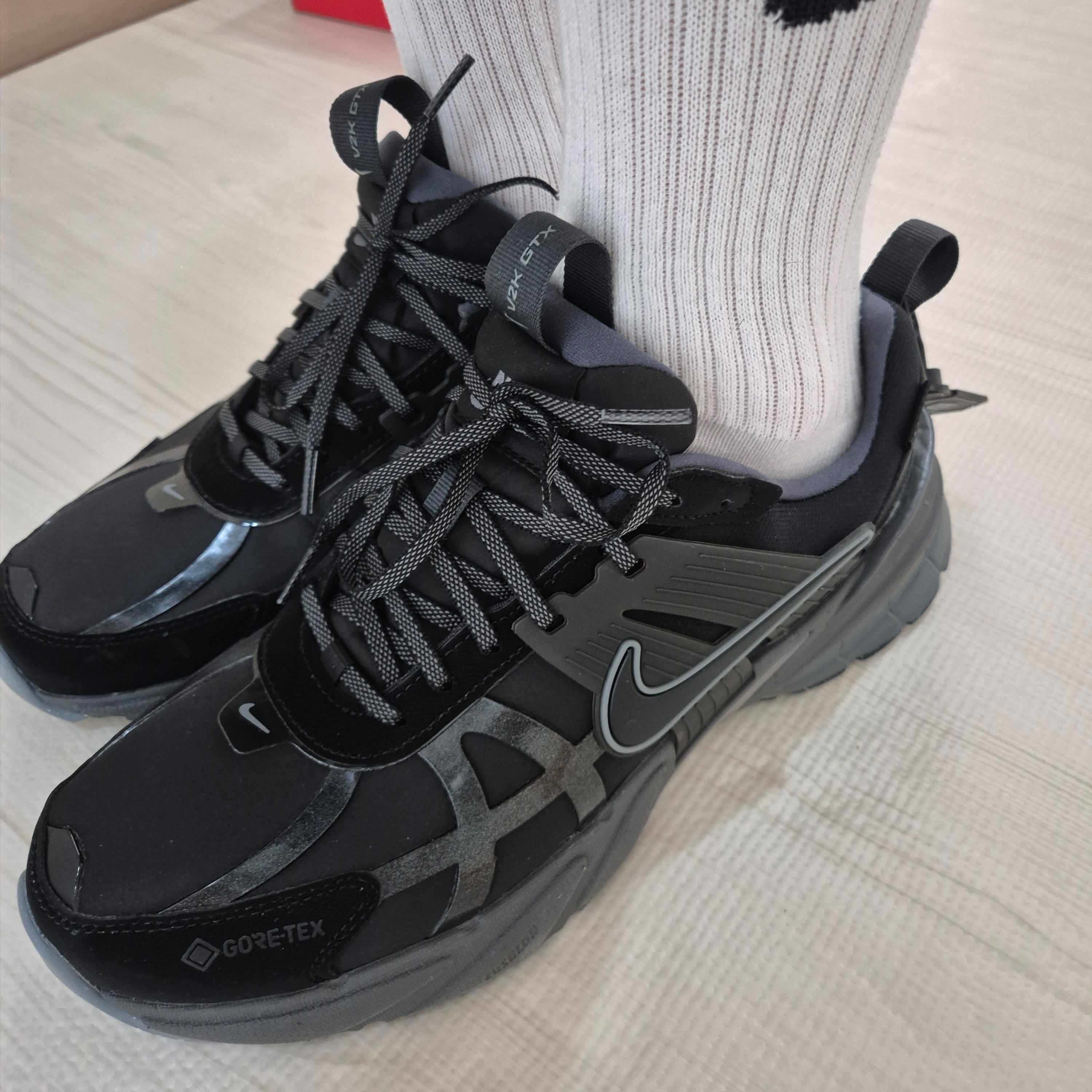 (W) Nike V2K Run Gore-Tex Black Iron Grey 착용 스타일